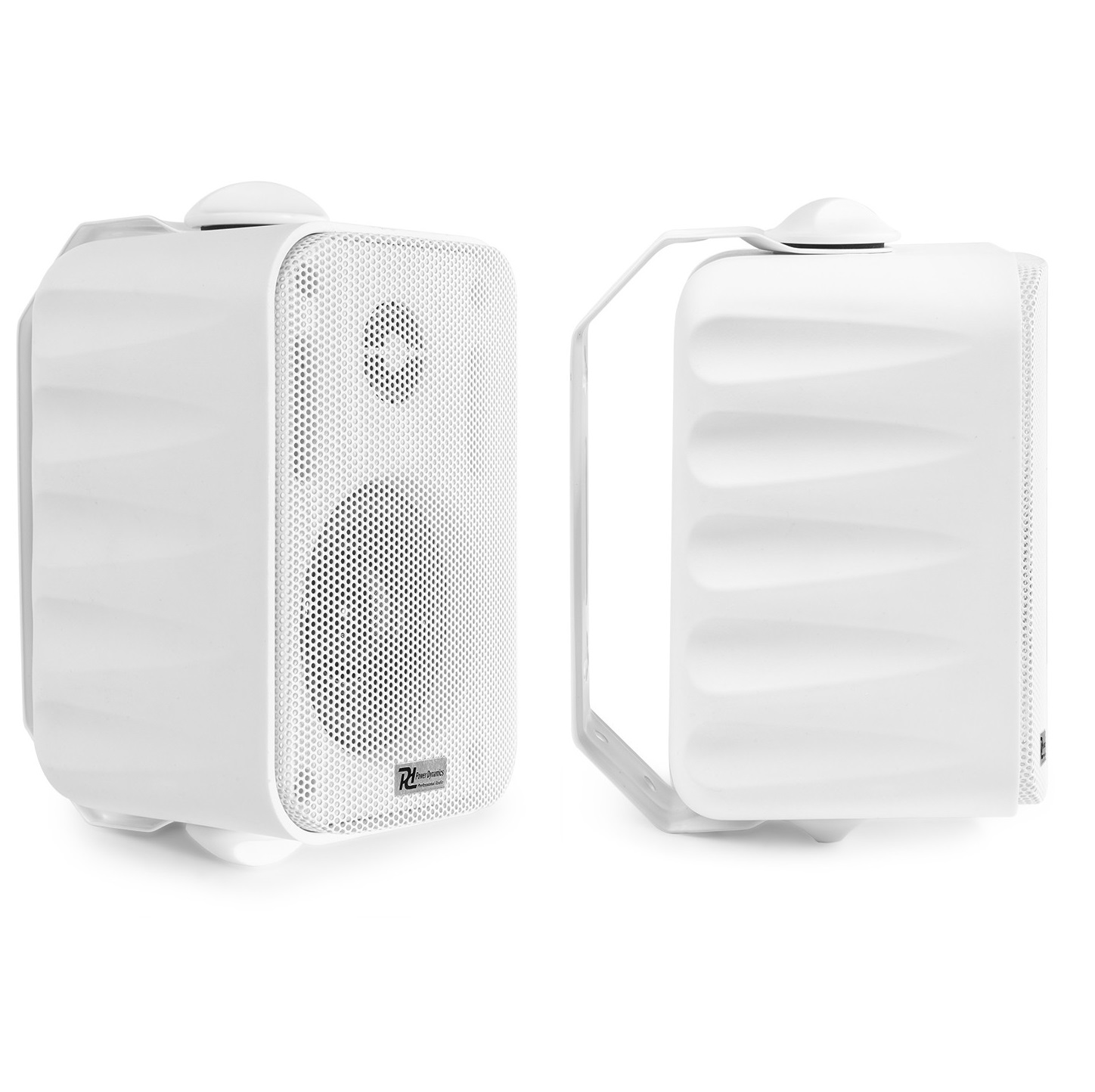 Dos altavoces blancos para exteriores montados en la pared, vista en ángulo.
