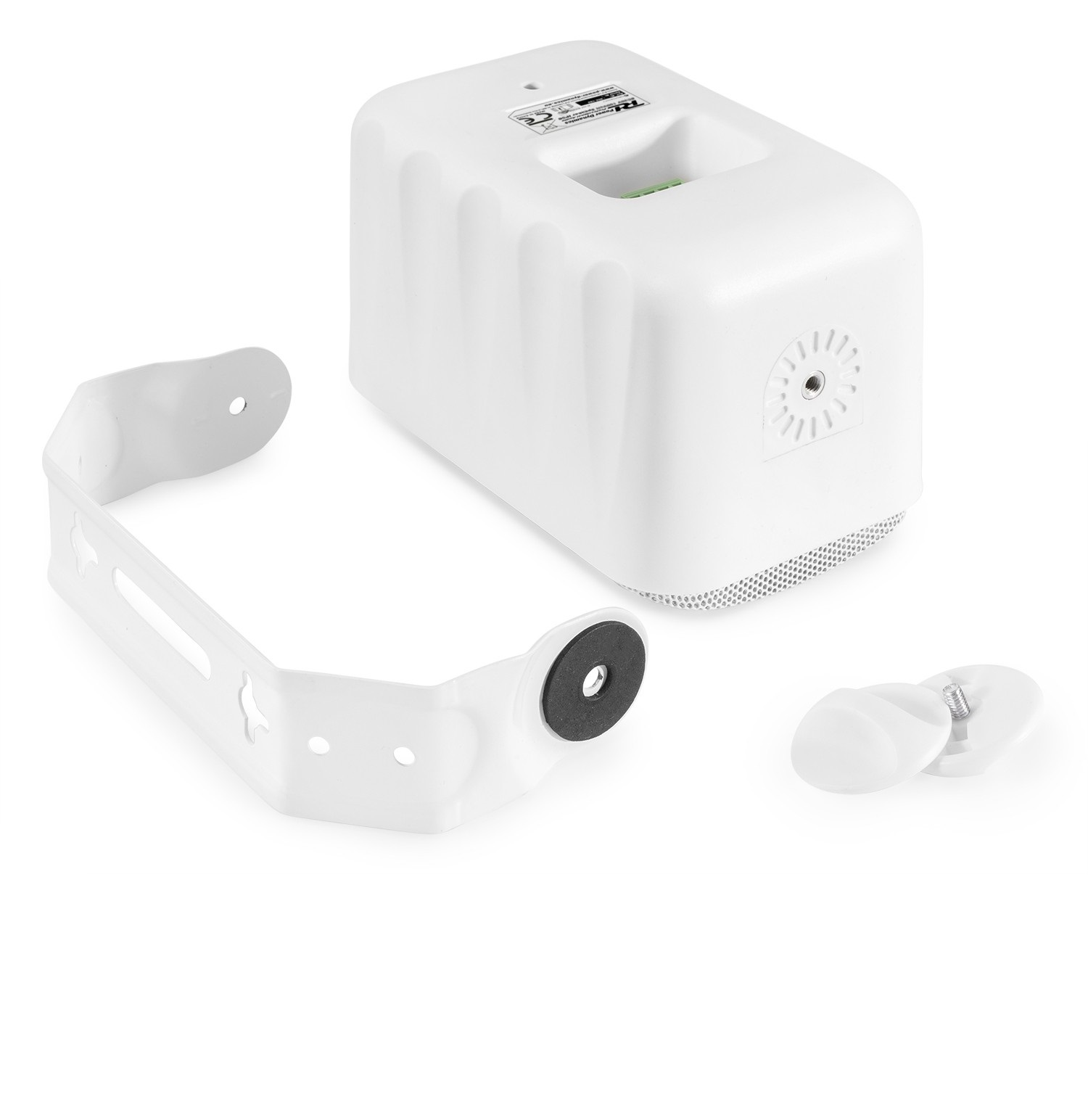 Altavoz blanco para exteriores con soporte de montaje y piezas sobre blanco.