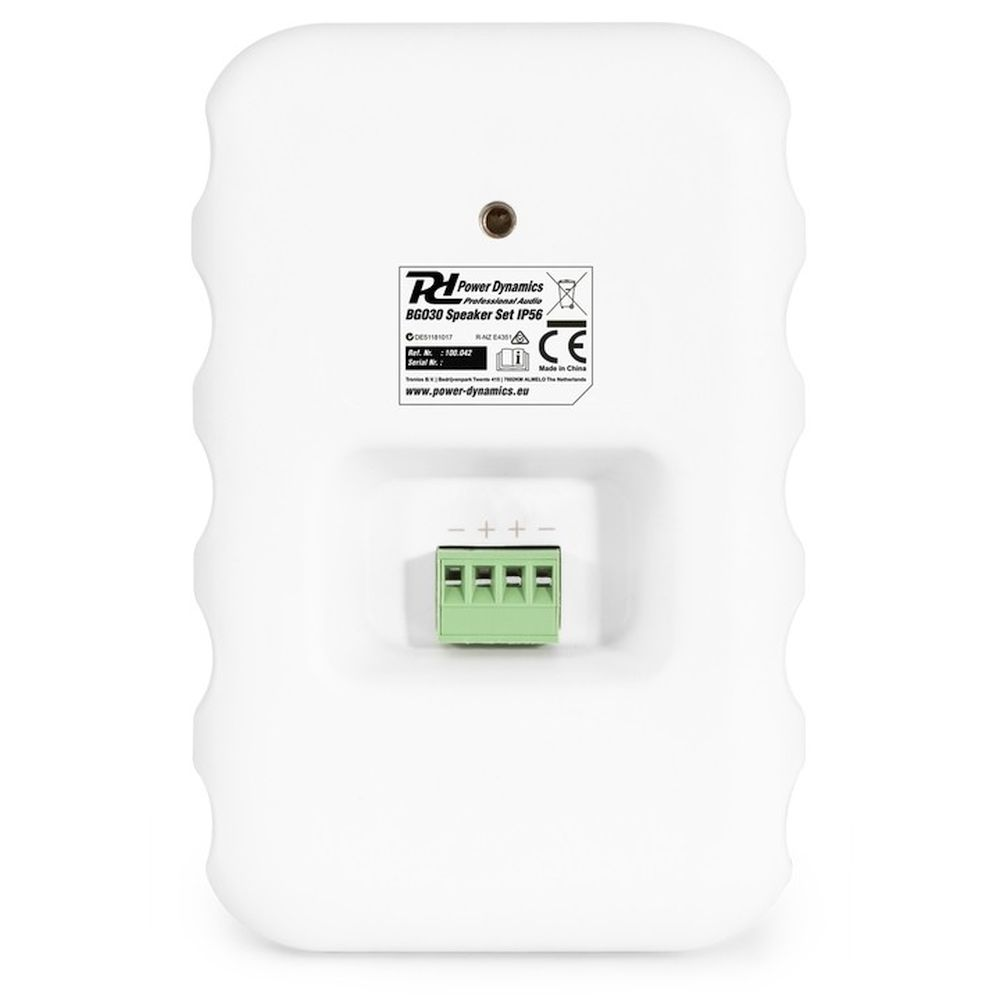 Un altavoz blanco con un panel negro en la parte posterior. Texto y conectores verdes visibles.