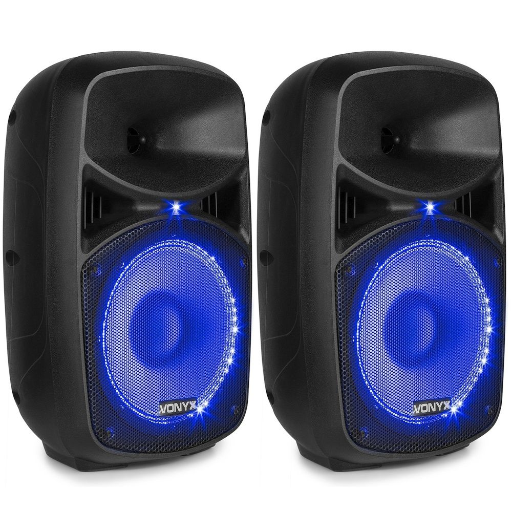 Dos altavoces negros con altavoces iluminados en azul, sobre fondo blanco.