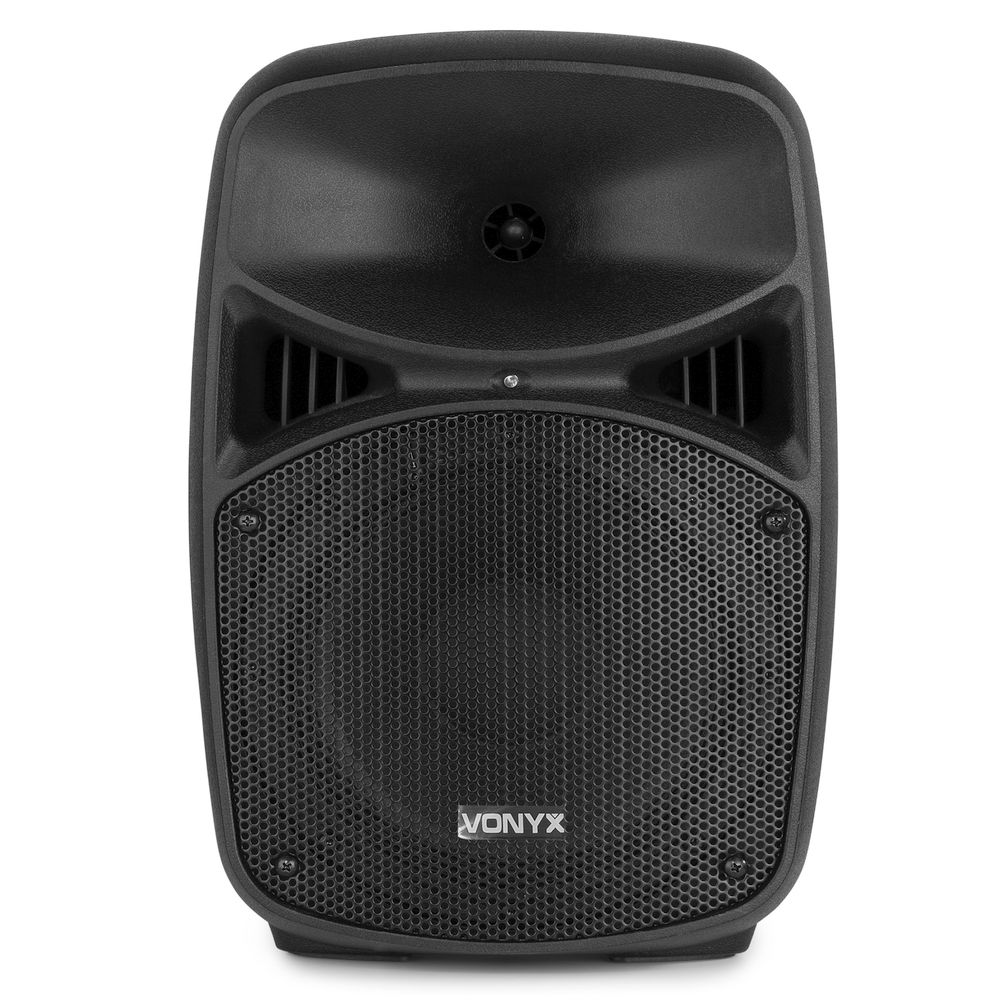 Altavoz negro con frente de malla y bocina, aislado en blanco.