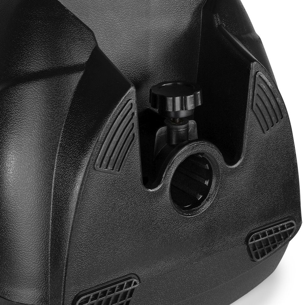 Primer plano del área de conexión de un altavoz negro, mostrando una perilla.