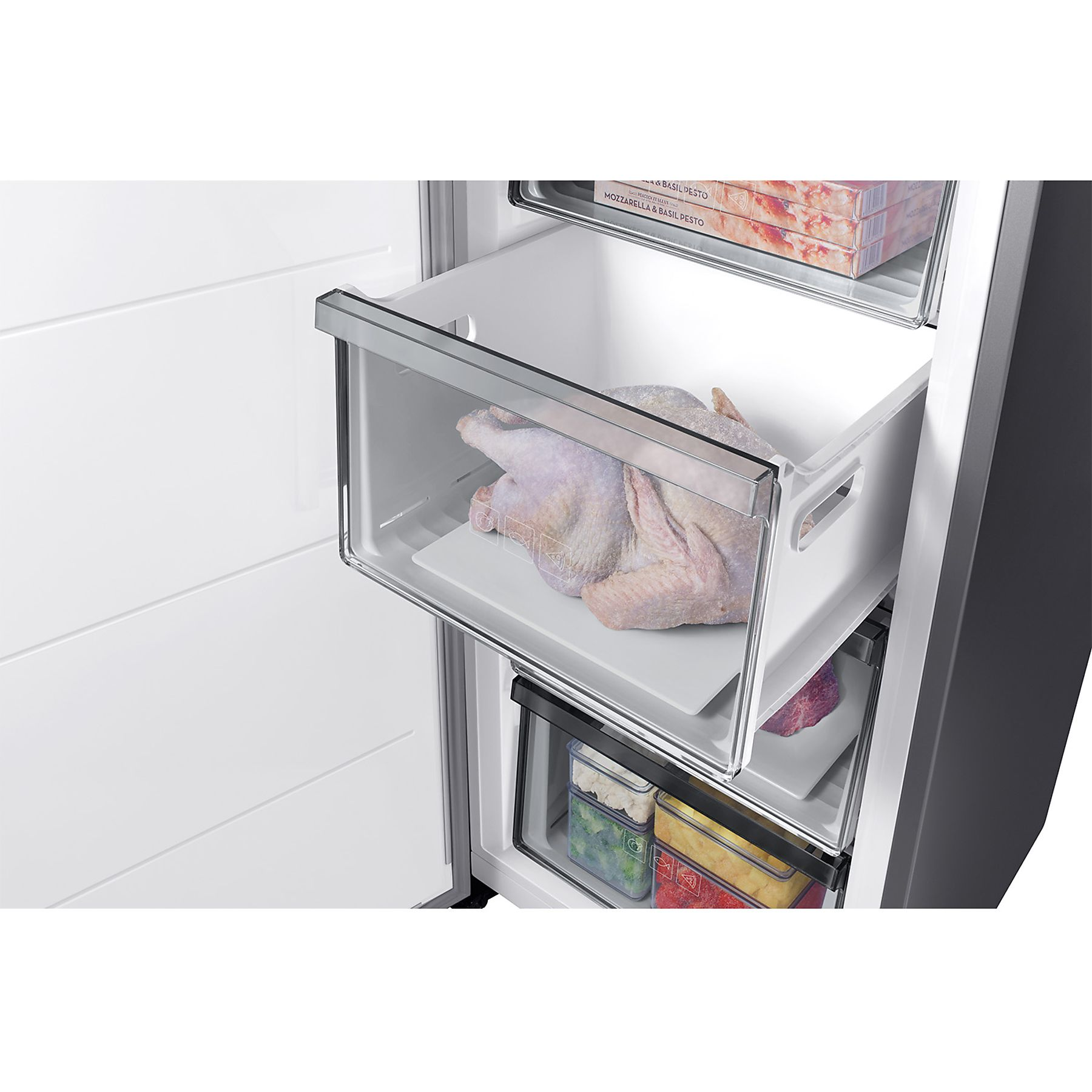 All'interno di un frigorifero, un cassetto contiene un pollo crudo. Un altro cassetto contiene cibo surgelato.