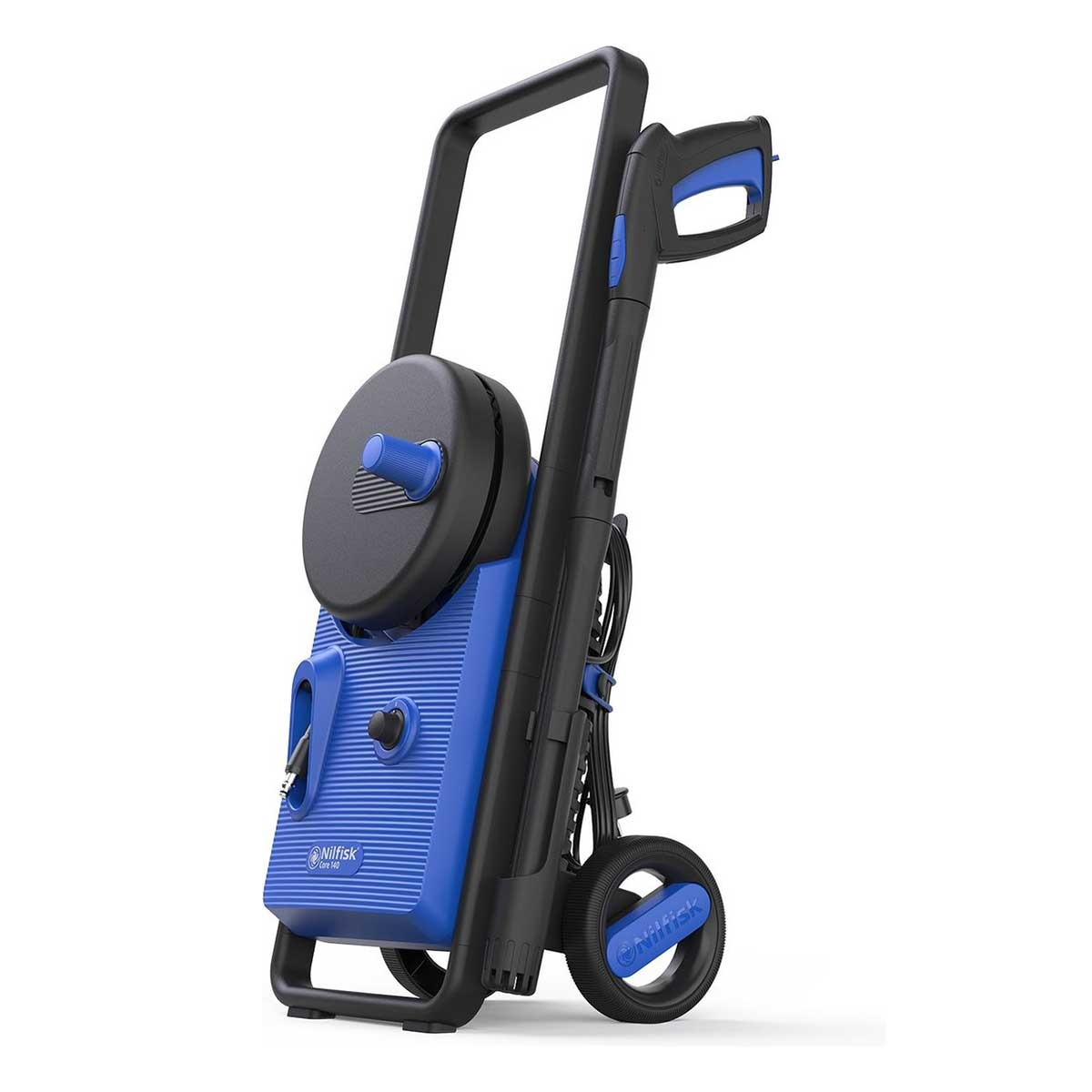 Niebiesko-czarna myjka ciśnieniowa. Widoczny uchwyt i koła. Białe tło. Widok z boku.