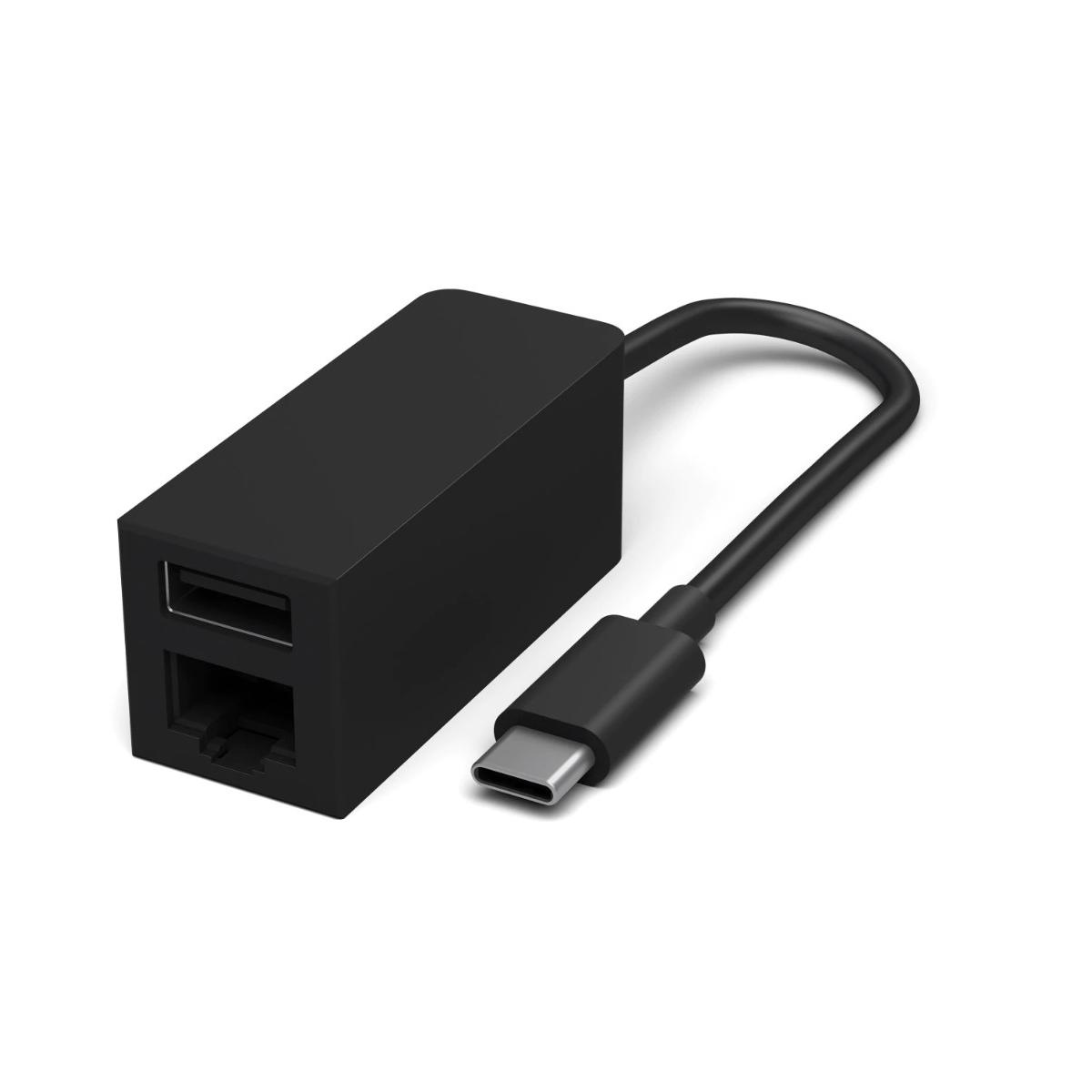 Adaptador USB negro con conector USB-C y dos puertos USB. Aislado sobre blanco.