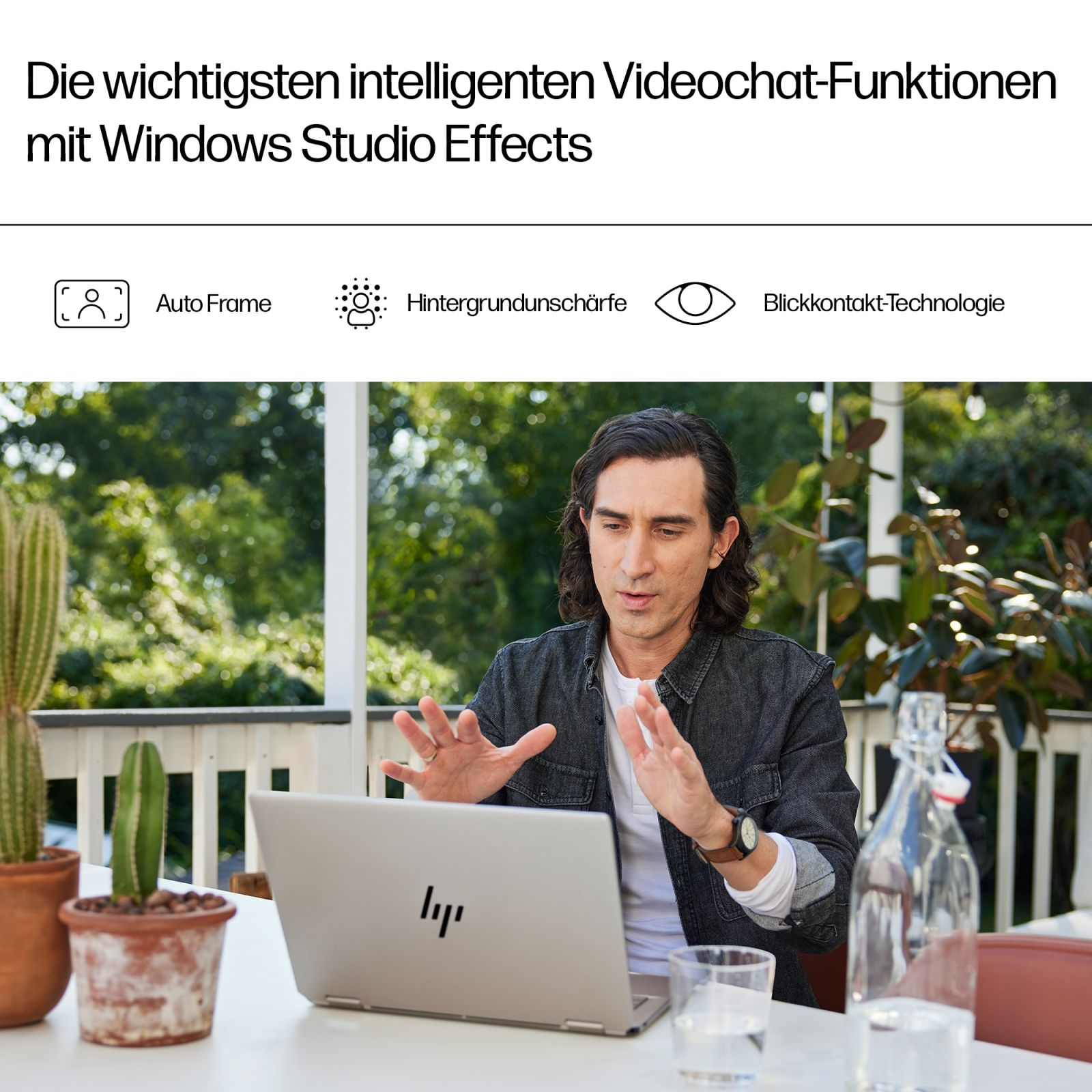 Mann benutzt Laptop, Symbole zeigen Videochat-Funktionen auf dem Bildschirm.