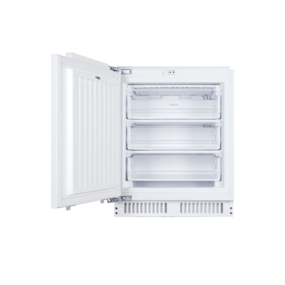 Un frigorifero bianco con la porta aperta. All'interno ci sono tre cassetti.