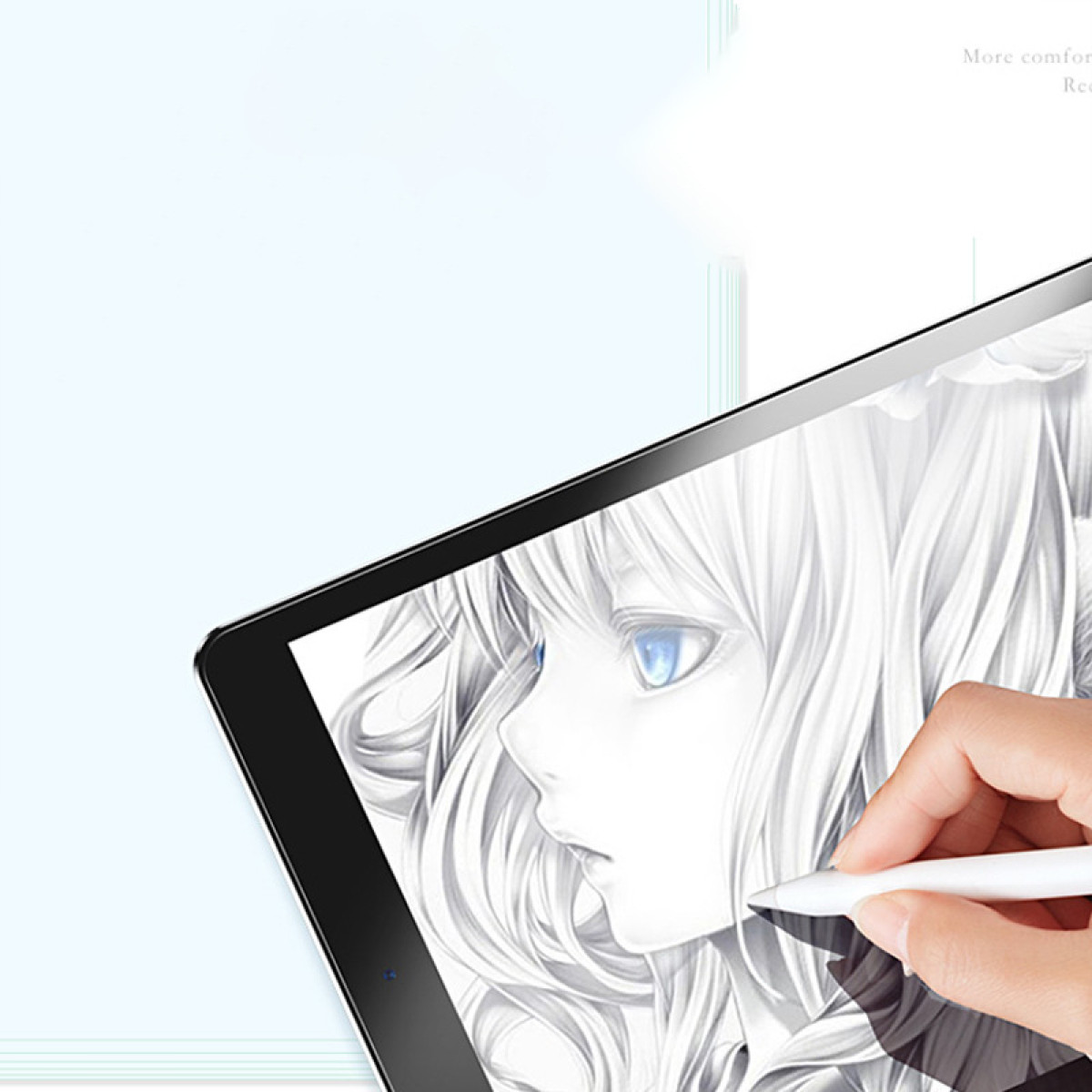 Een hand die een stylus vasthoudt, tekenend op een tablet met een zwart frame.