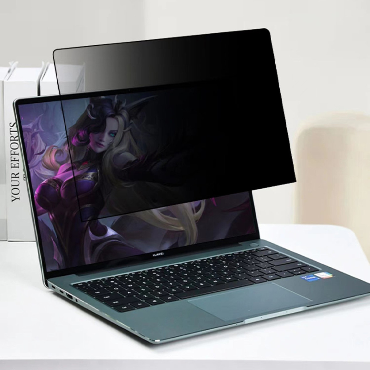 Laptop met schermbeschermer. Een vrouw is zichtbaar op het scherm. De beschermer is zwart.