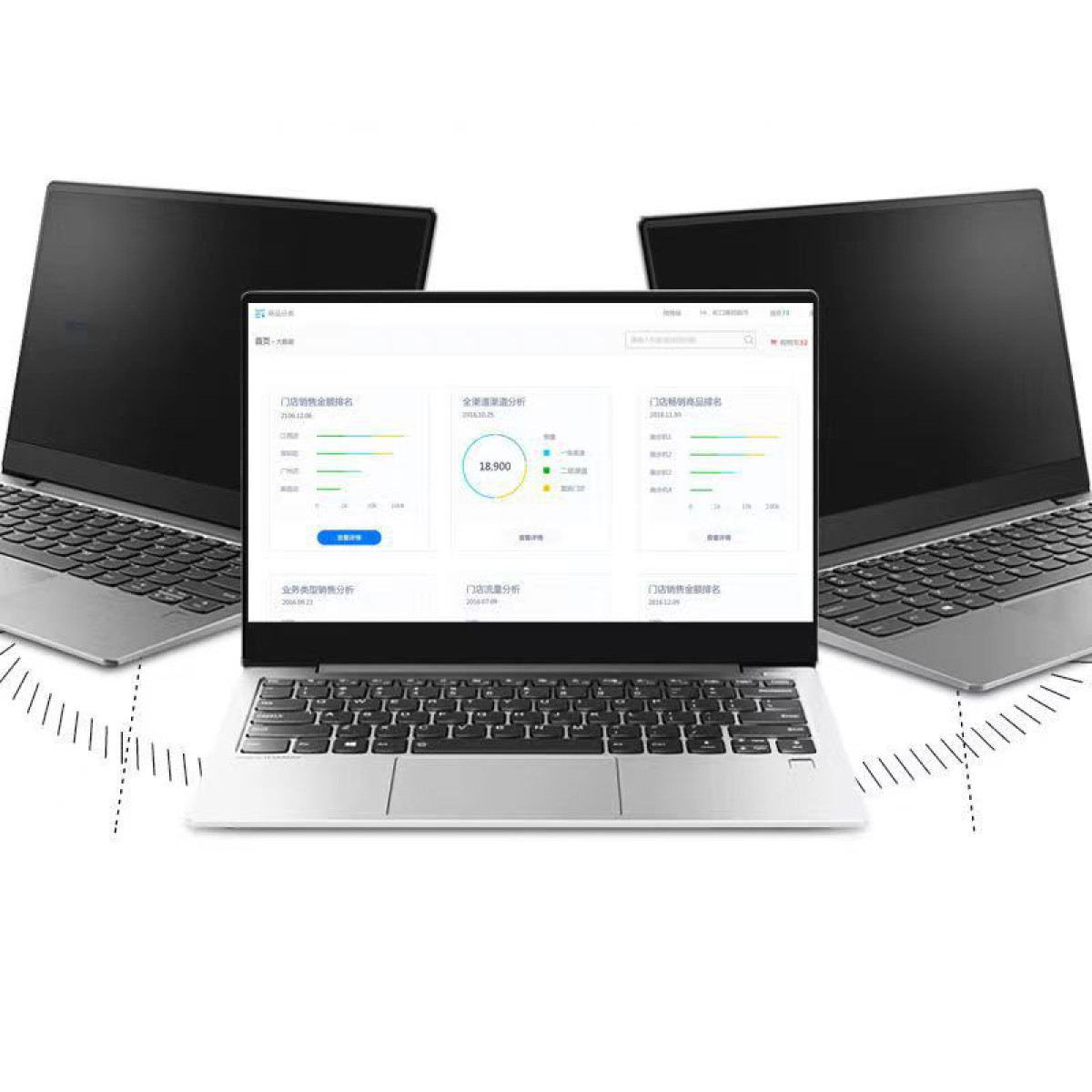 Drie laptops naast elkaar, met een centrale die grafieken weergeeft.