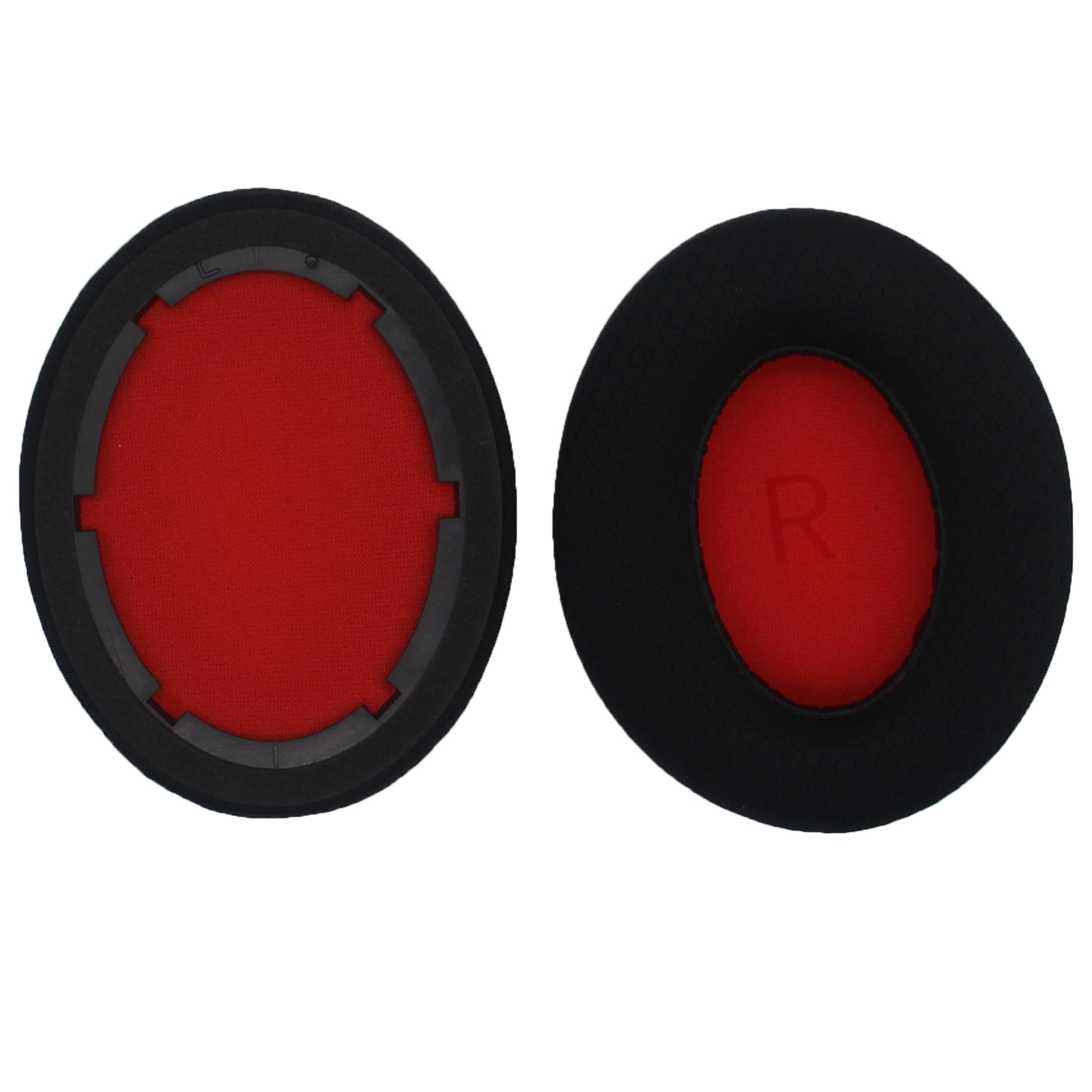 Due cuscinetti auricolari rossi e neri per cuffie, uno con una 'R' al centro rosso.