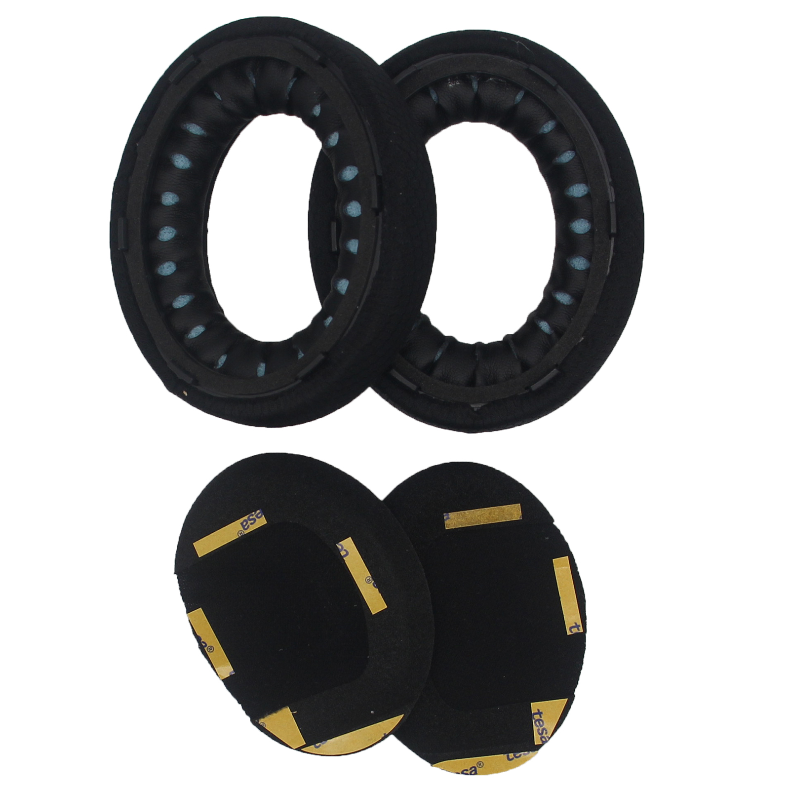 Zwei schwarze Ohrpolster mit ovaler Form. Sie haben einen schwarzen Schaumstoff und ein blaues Netz. Die Pads sind auf weißem Hintergrund.