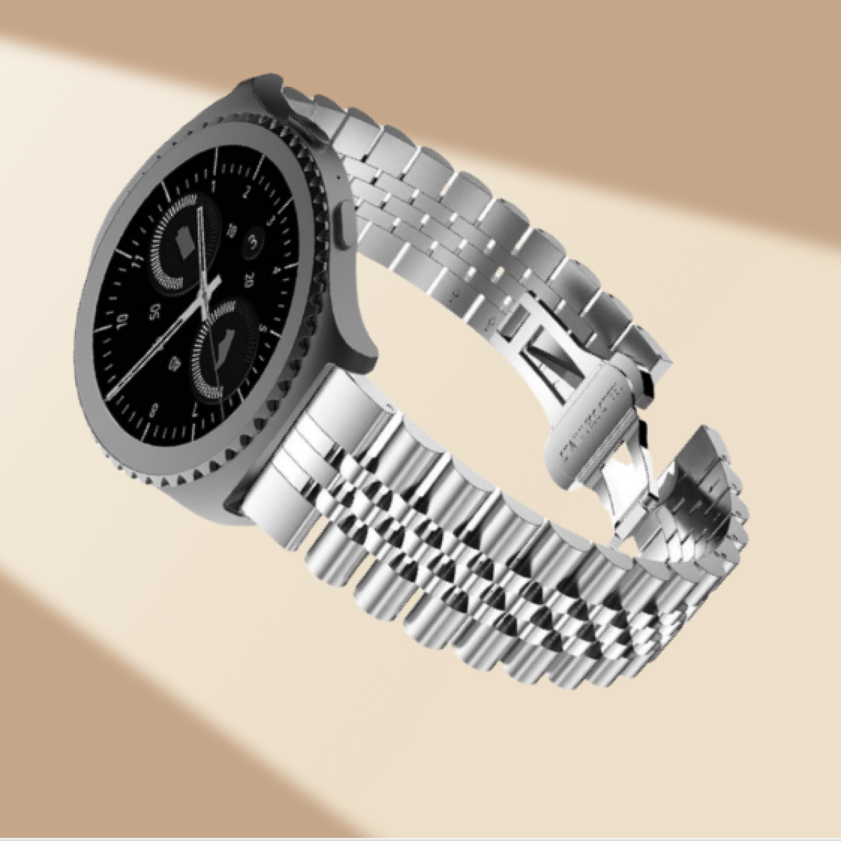 Smartwatch argentato con quadrante nero e cinturino in metallo, su superficie beige.