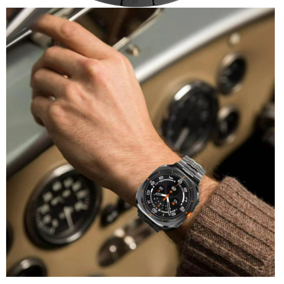 Ein Mann trägt beim Autofahren eine Uhr am Handgelenk.