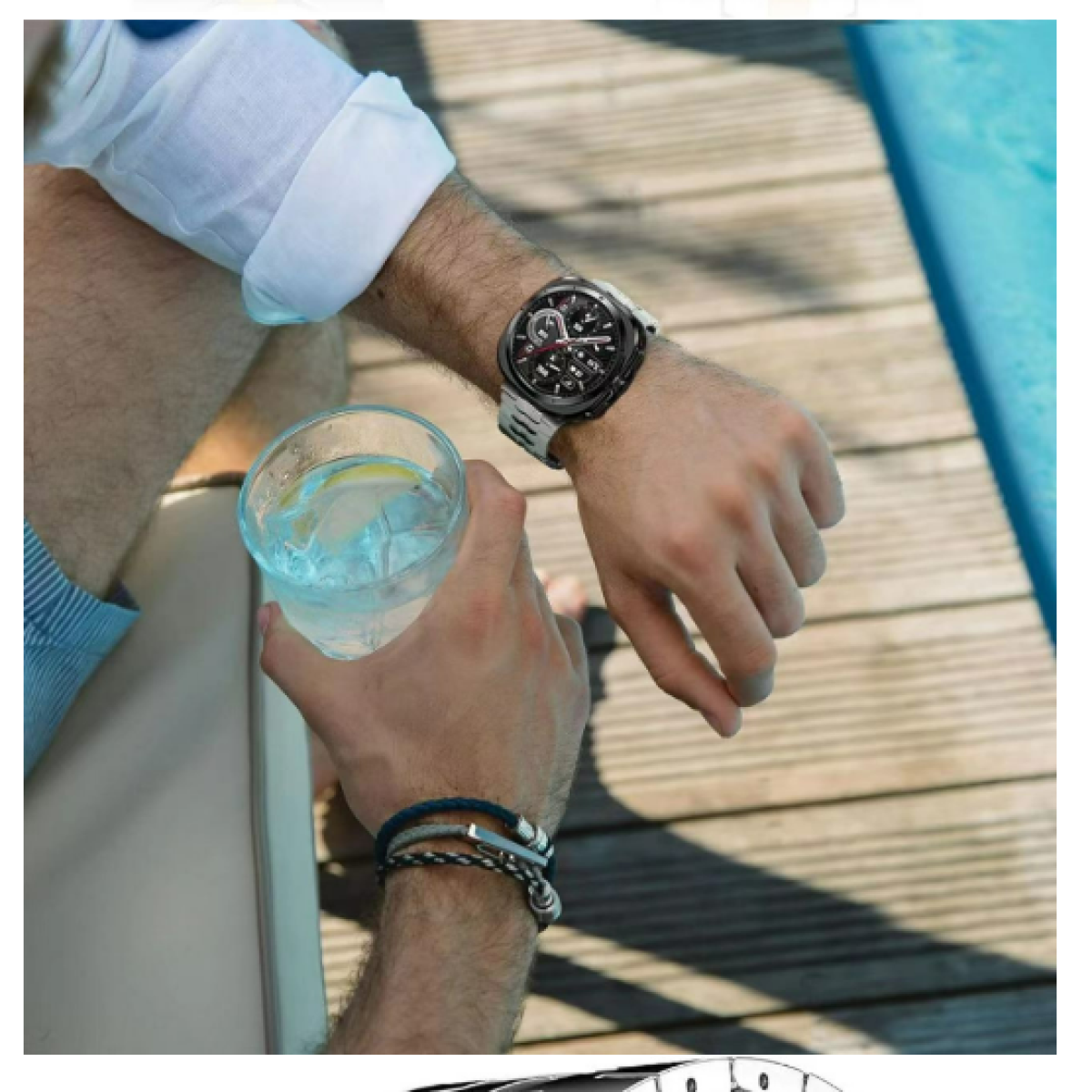 Eine Person trägt eine Smartwatch am Handgelenk und hält ein Glas Wasser mit Zitrone.