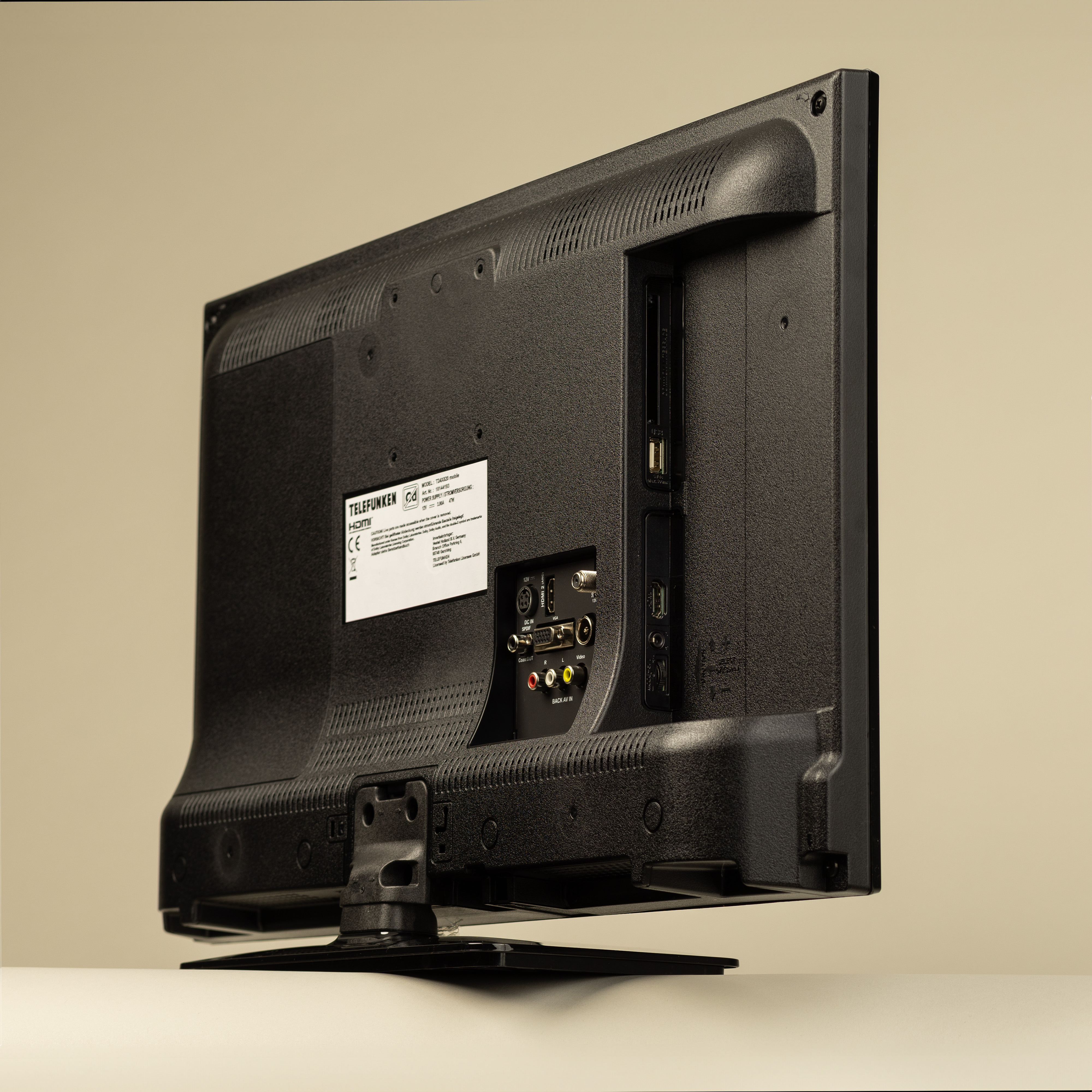 Rückseite eines schwarzen Fernsehers mit Anschlüssen. Neutraler Hintergrund.