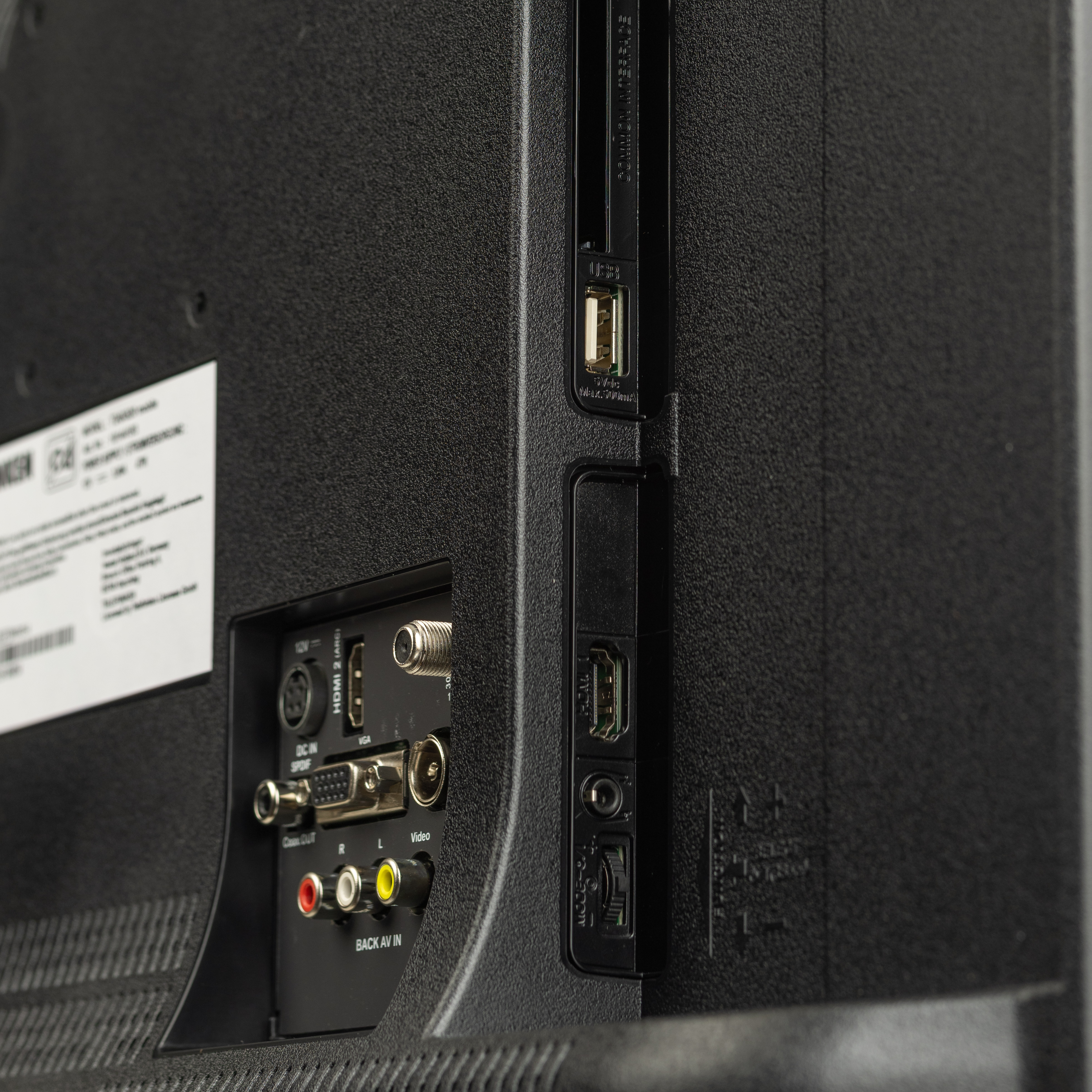 Nahaufnahme der Rückseite eines Fernsehers mit Anschlüssen wie HDMI und USB.