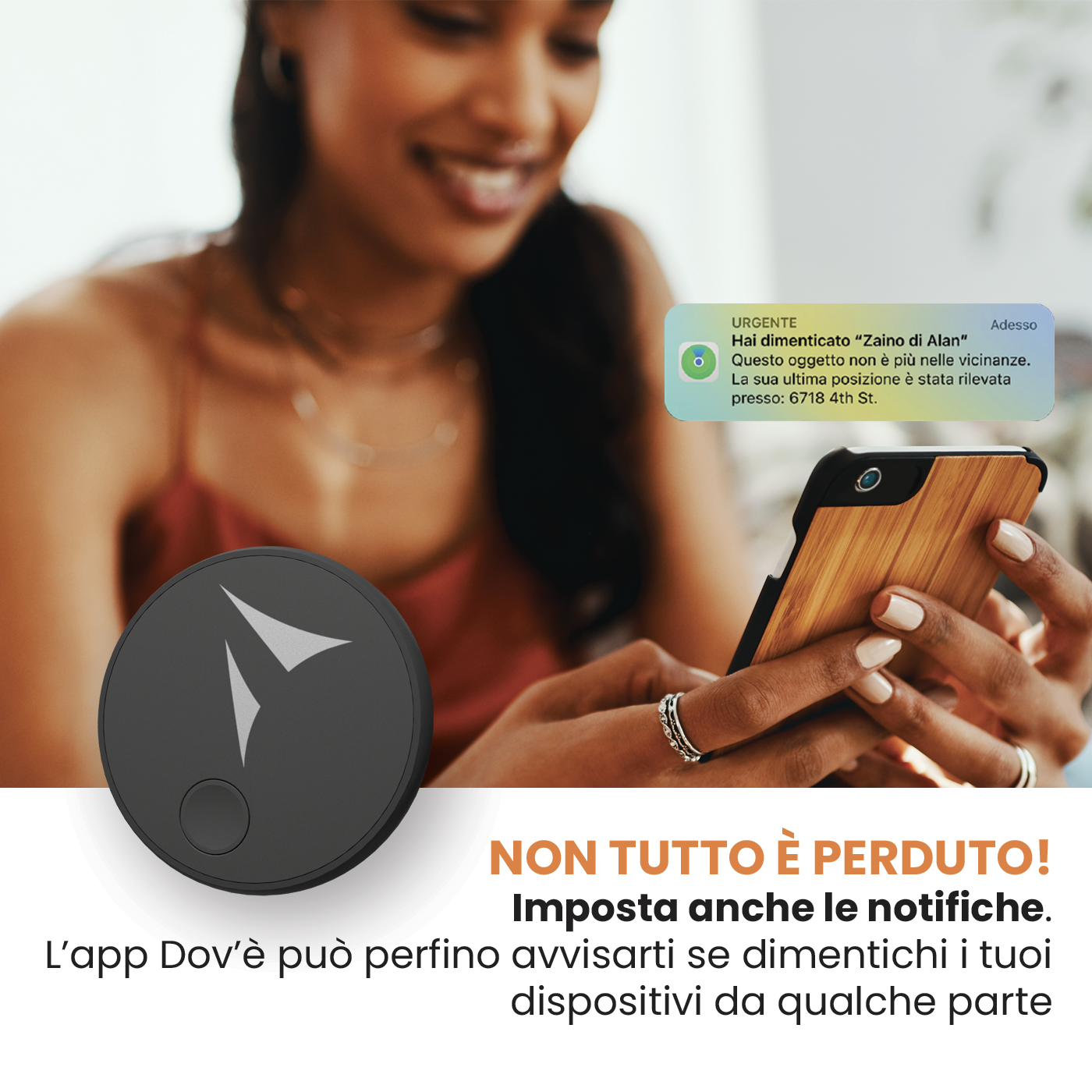 Donna che tiene un telefono con una notifica di oggetto smarrito e un tracker.