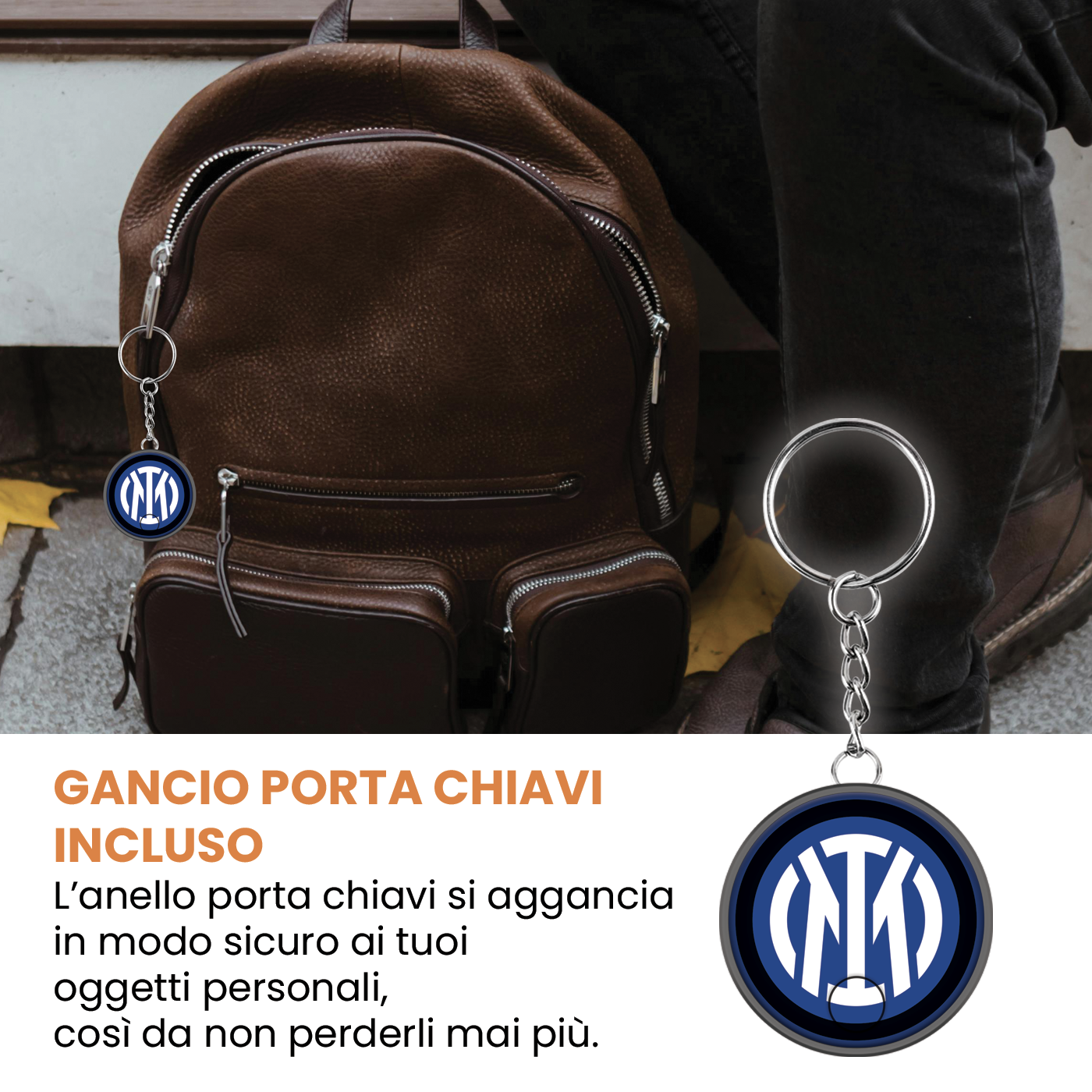Brelok z czarno-niebieskim logo, obok brązowego plecaka.