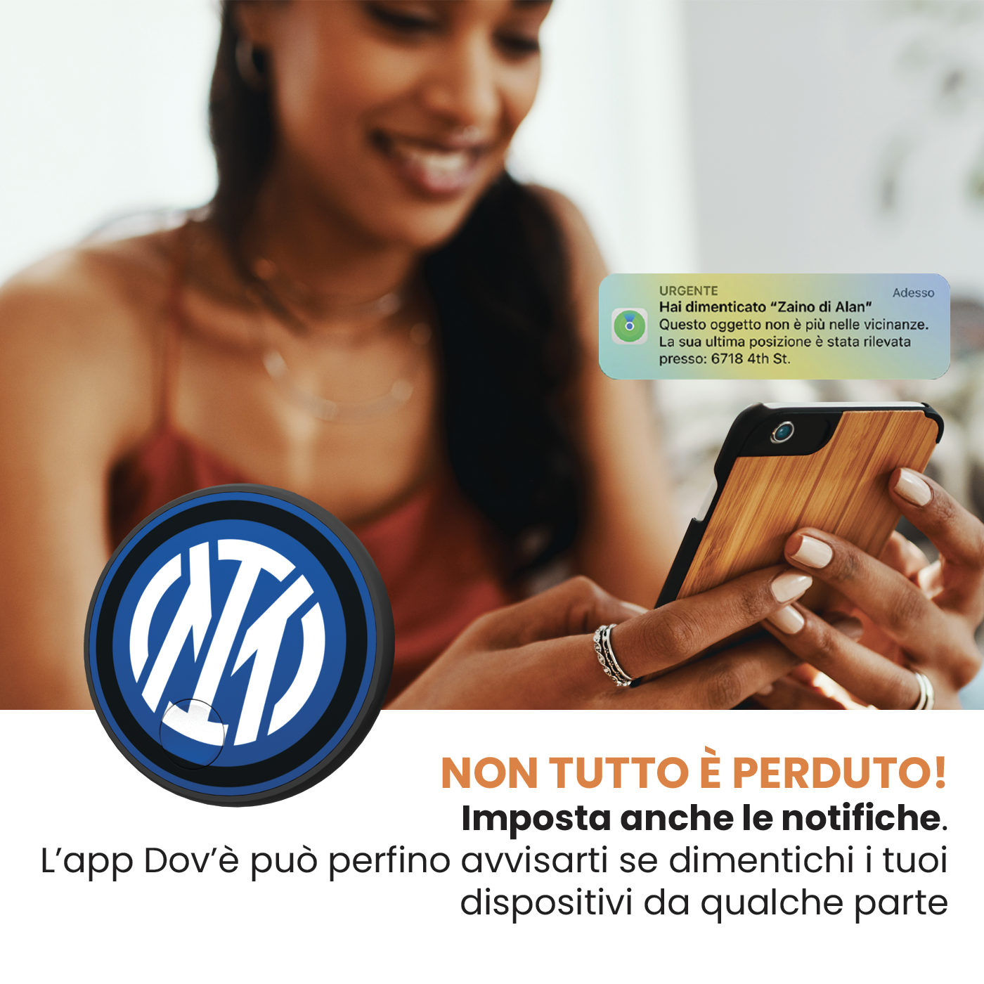 Kobieta trzymająca telefon z powiadomieniem o zgubionym przedmiocie i czarnym znacznikiem z logo.
