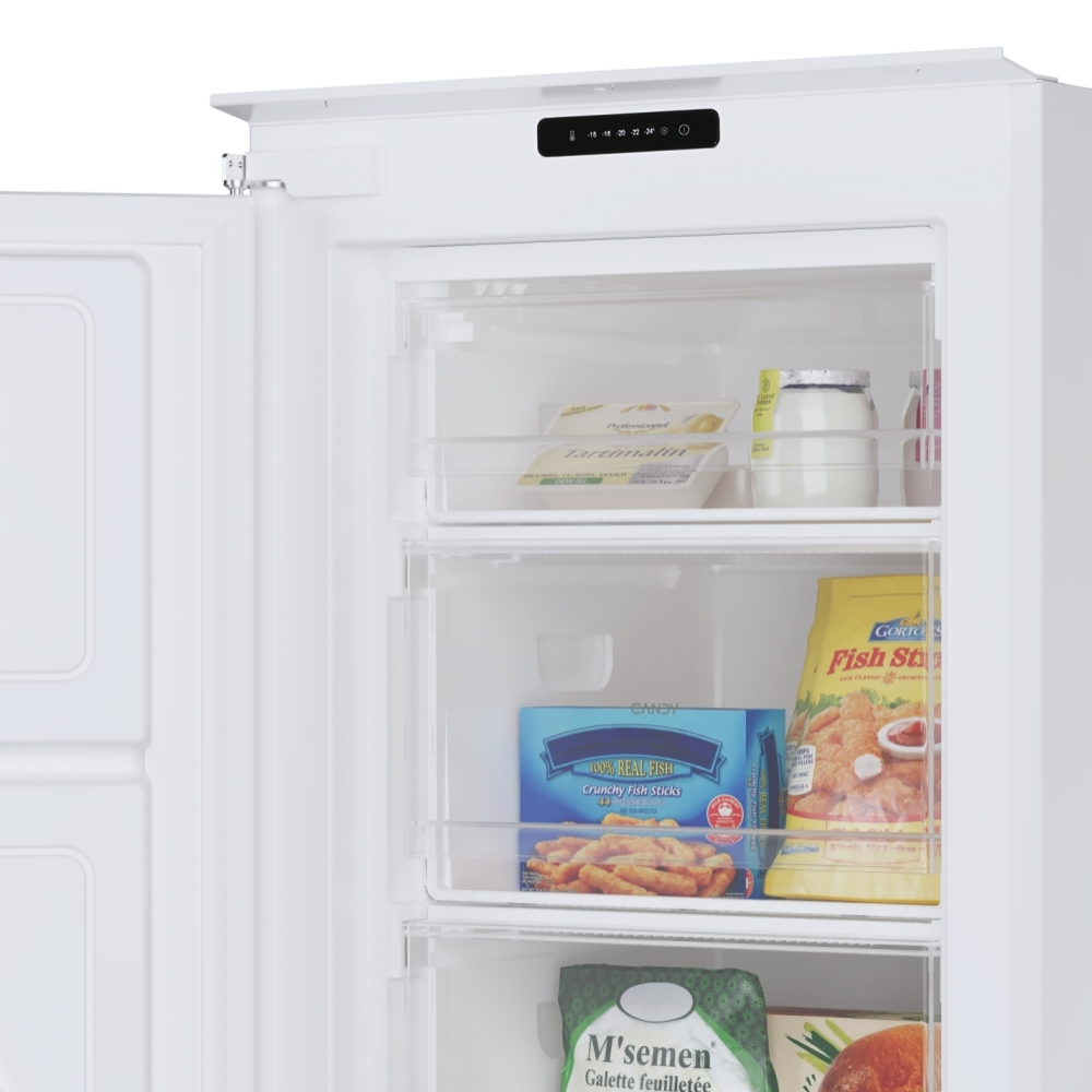 Frigorifero bianco aperto con cassetti del congelatore, cibi visibili.