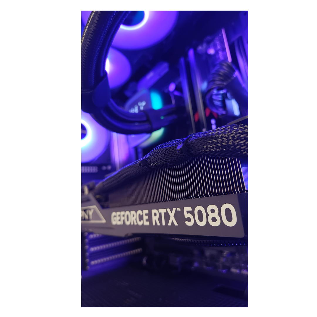 Una scheda grafica per computer con l'etichetta "GEFORCE RTX 5080" all'interno di un computer.