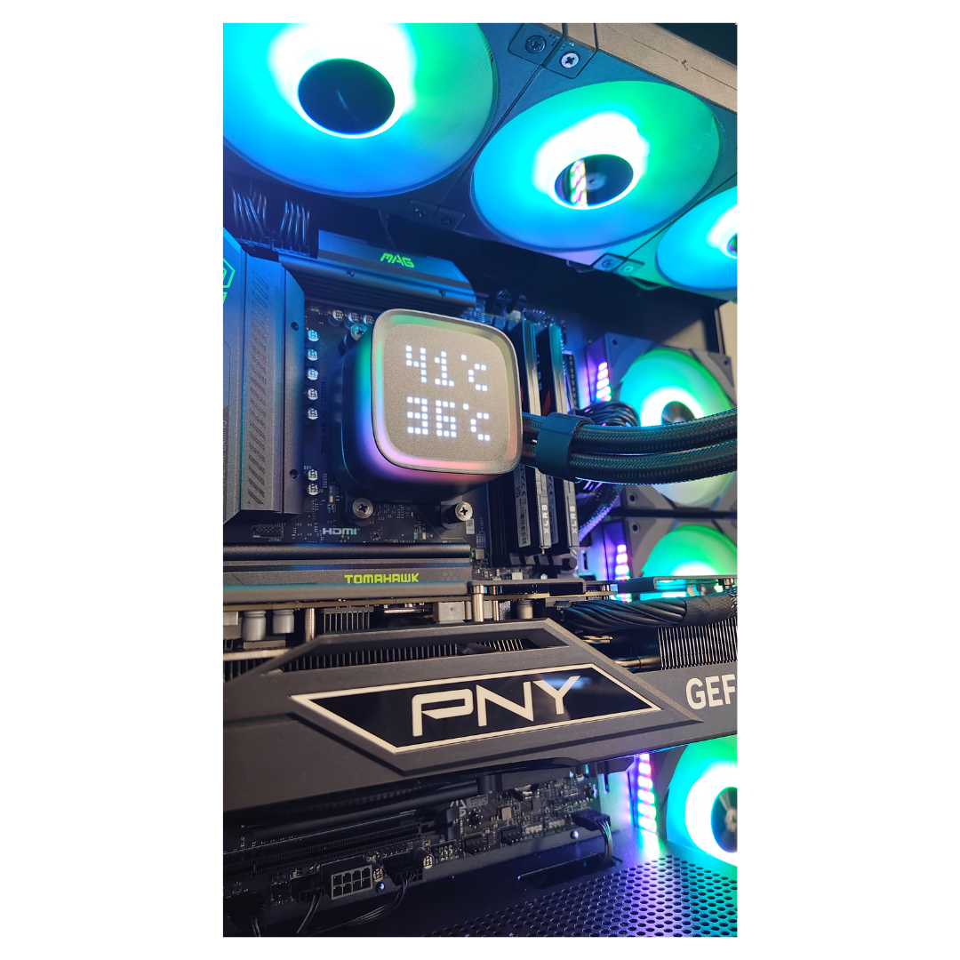 All'interno di un PC con ventole e raffreddamento a liquido. Il dissipatore mostra 41C e 36C. È visibile una scheda grafica PNY.