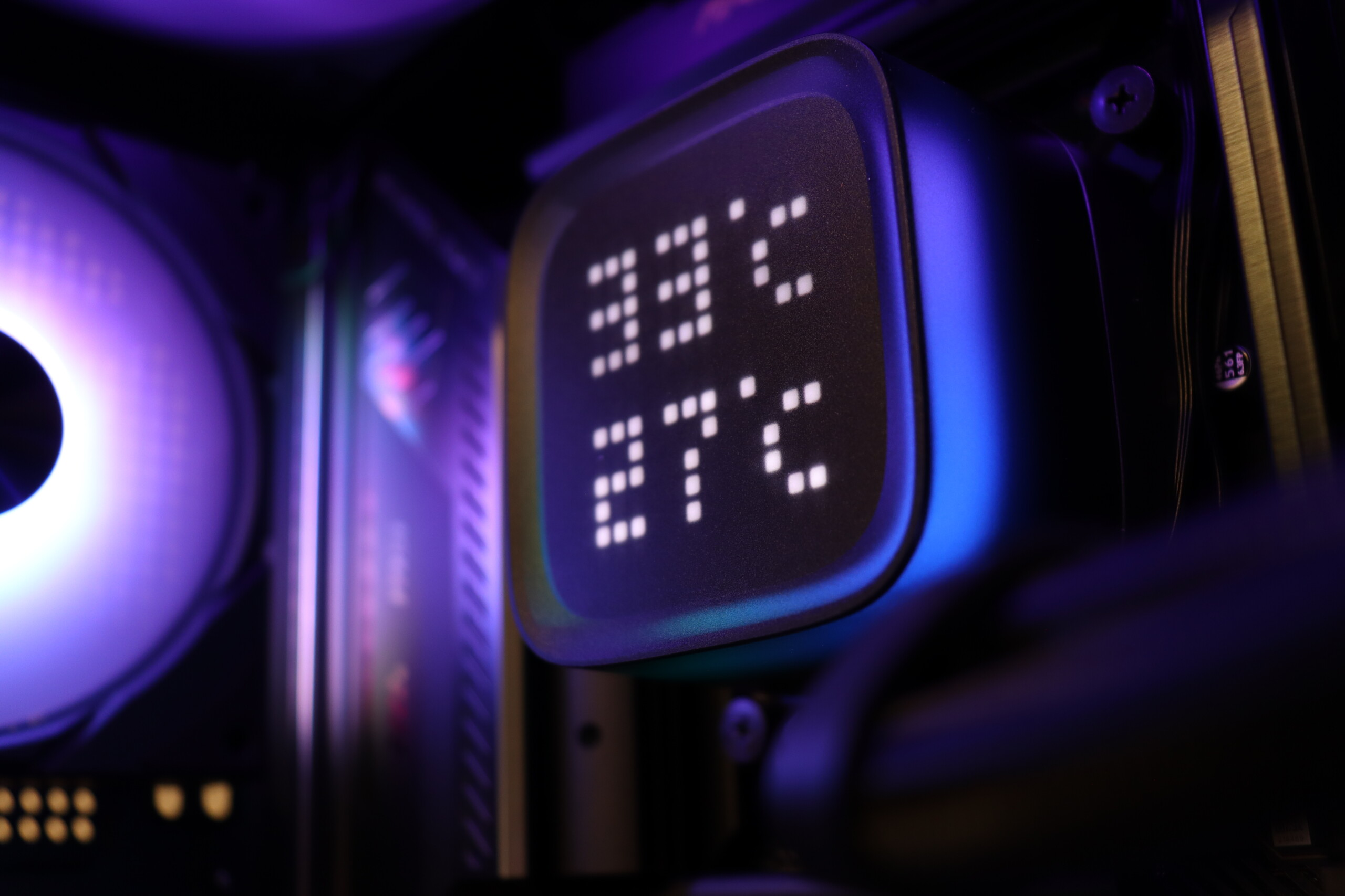 Primo piano di un componente PC, che mostra le letture della temperatura su un display illuminato.
