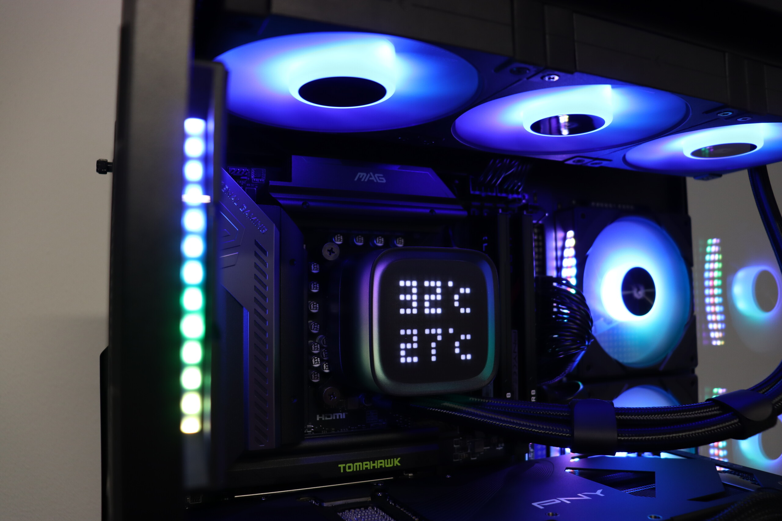 Componenti PC: dissipatore con schermo temperatura, ventole e scheda madre in un case.