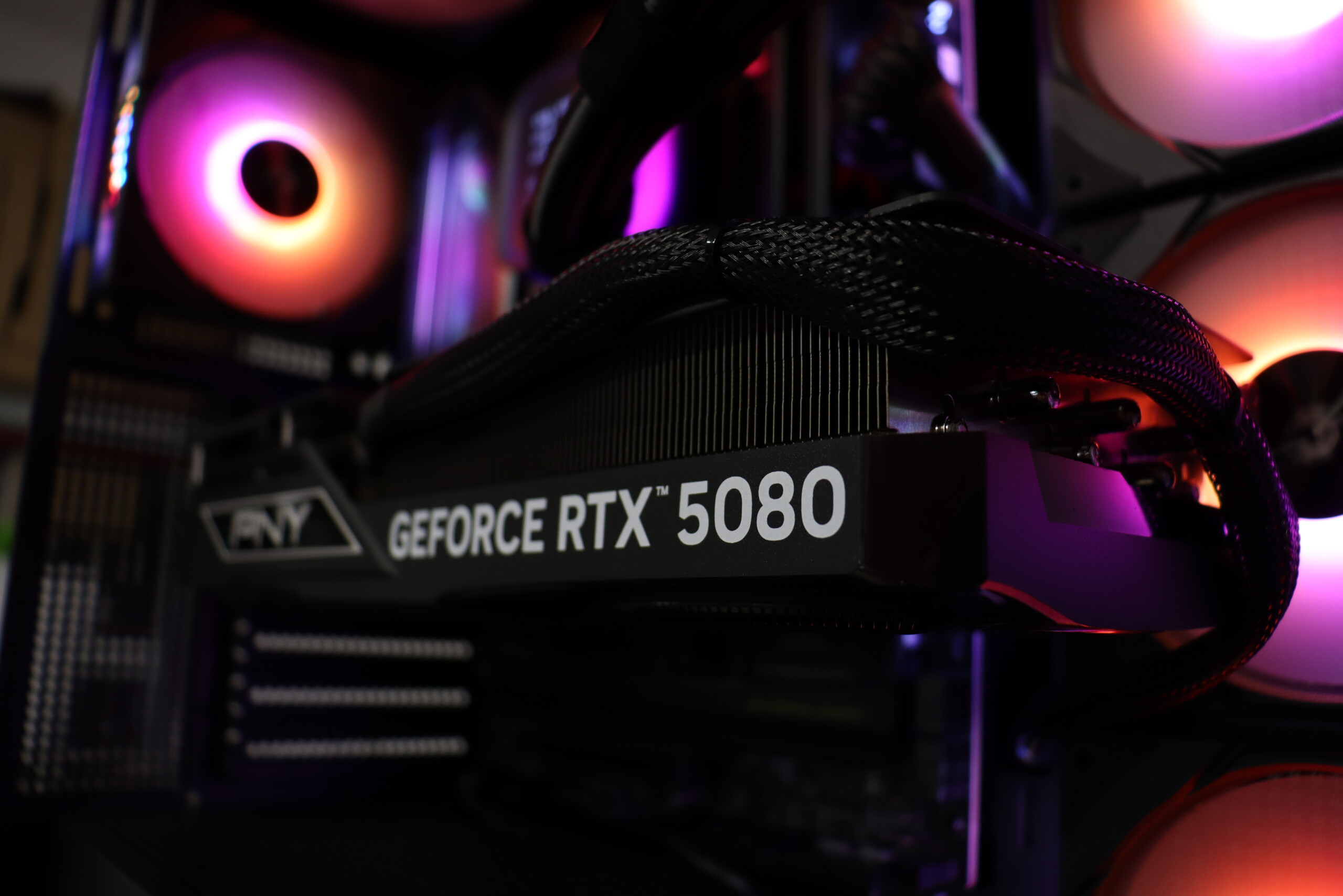 L'immagine mostra una configurazione del computer con componenti interni e illuminazione.