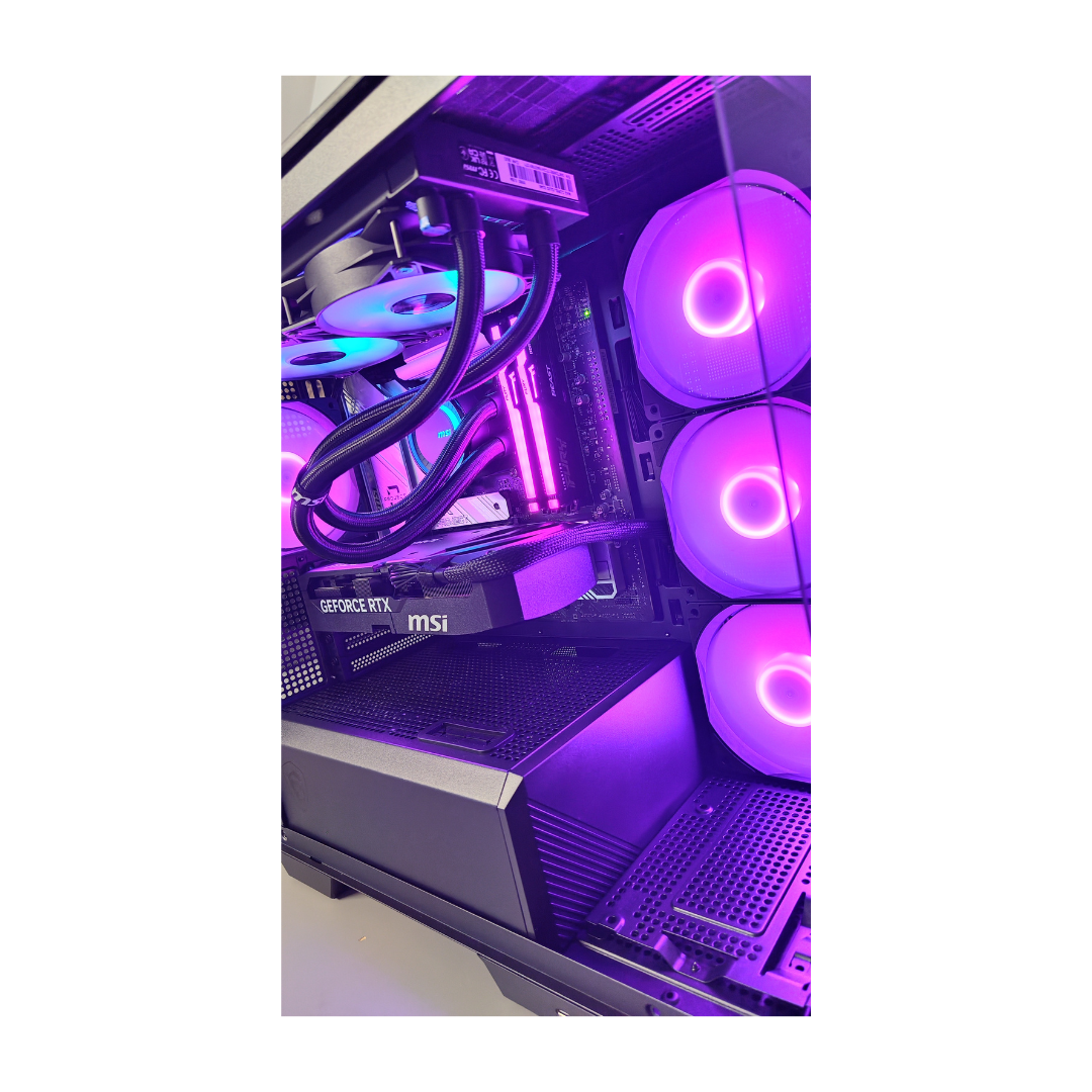 Vista interna di un computer con scheda grafica e ventole illuminate di viola.