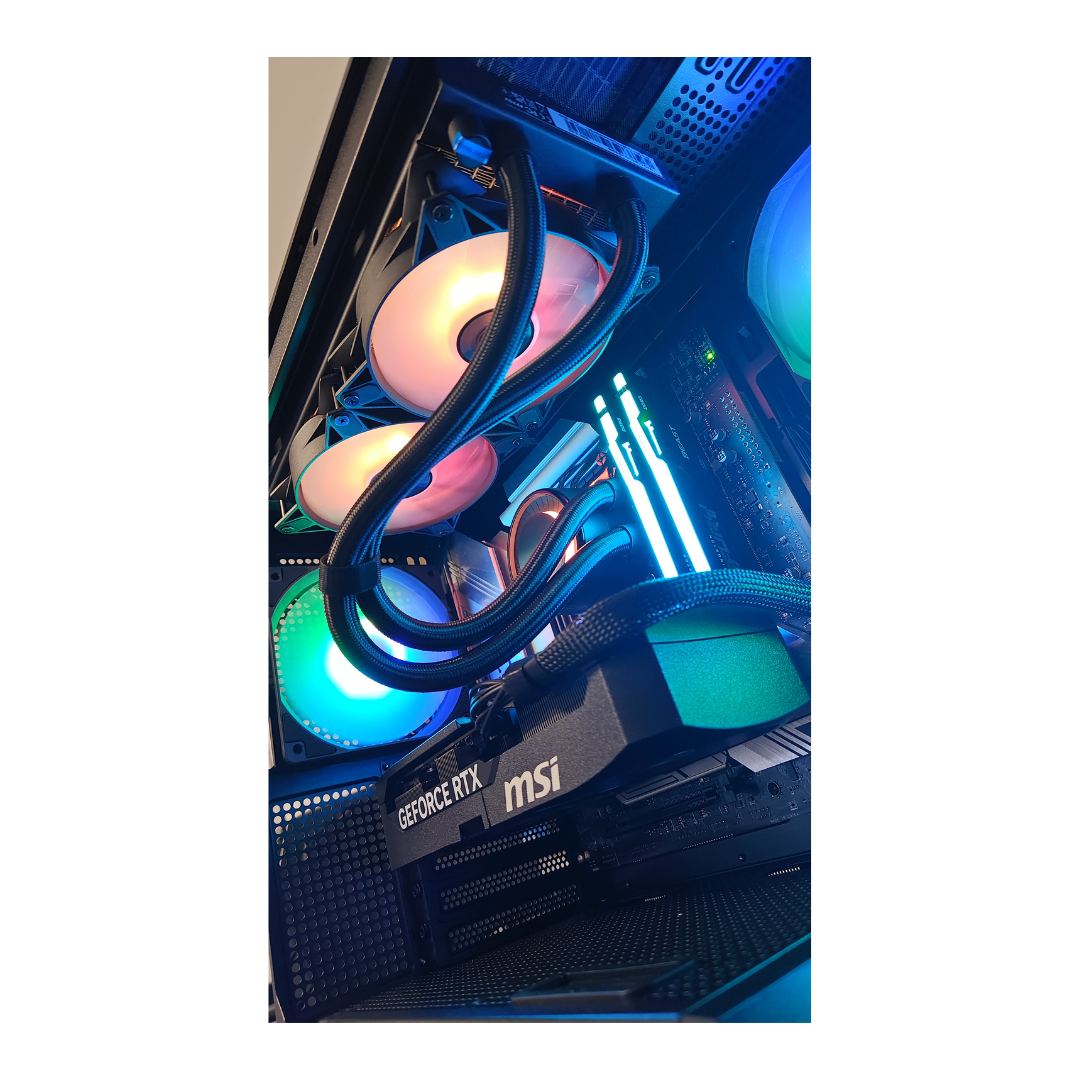 All'interno di un computer, sono visibili ventole con luci colorate e una scheda grafica.