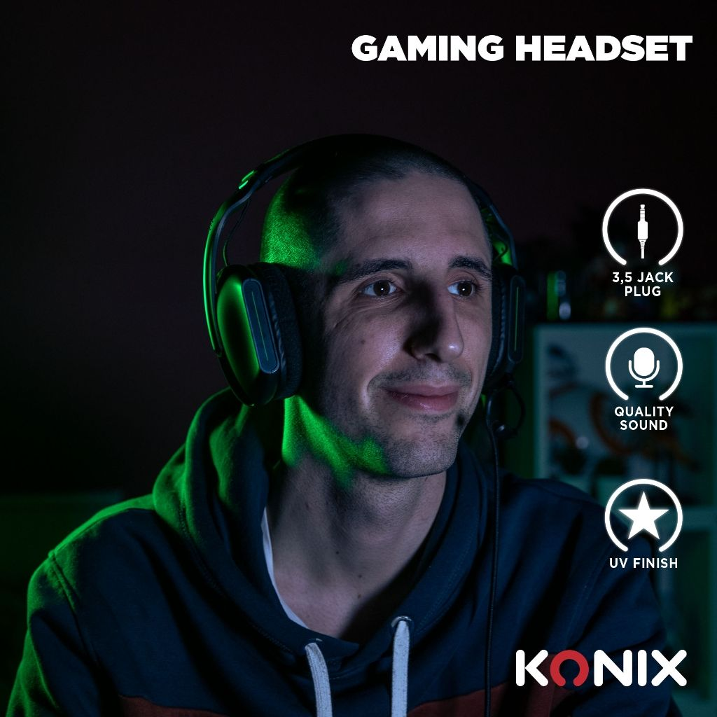 Man met gamingheadset. Pictogrammen voor 3,5 mm jack, geluidskwaliteit en UV-afwerking zichtbaar.