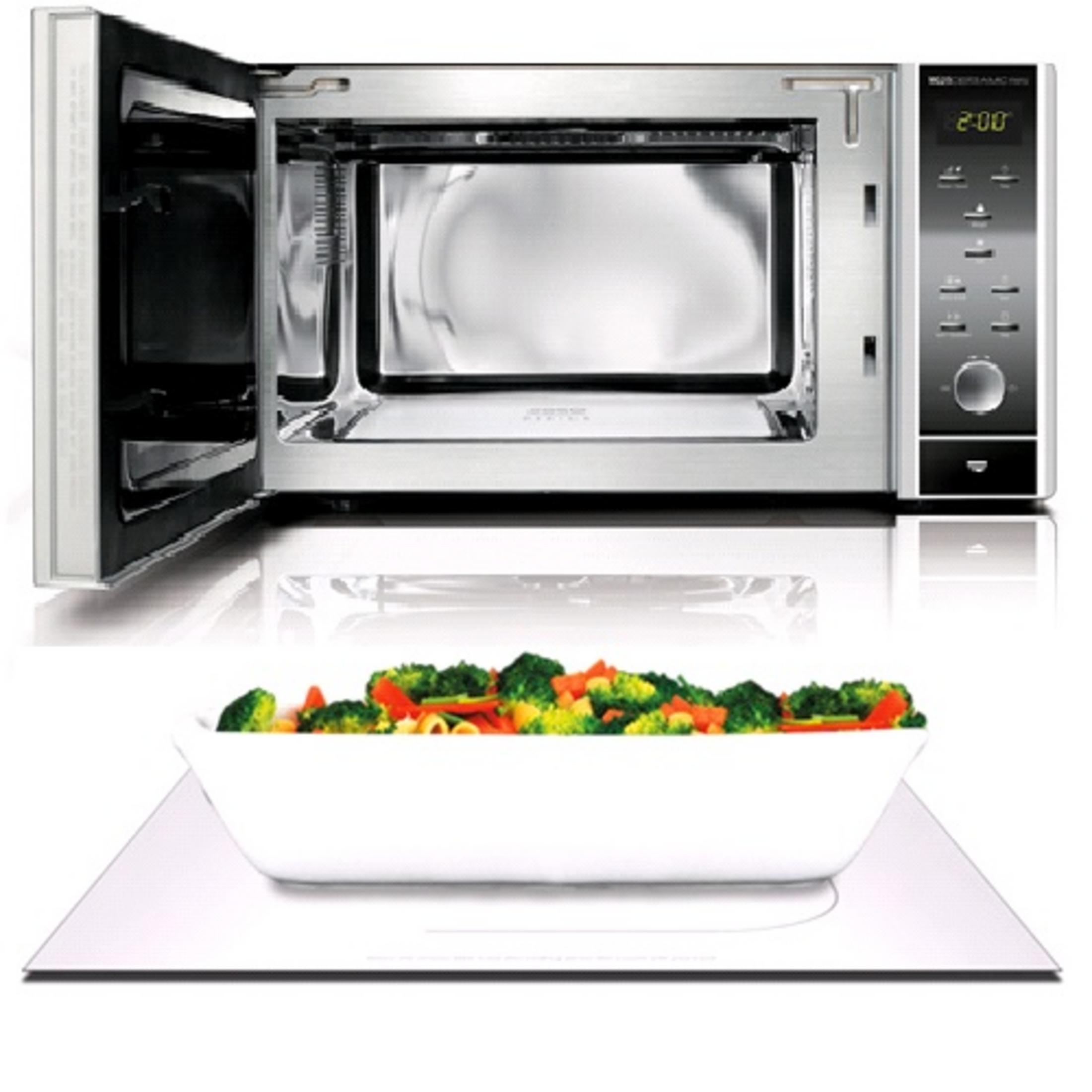 Micro-ondes avec la porte ouverte, un plat blanc de nourriture à l'intérieur et un affichage numérique indiquant 2:00.