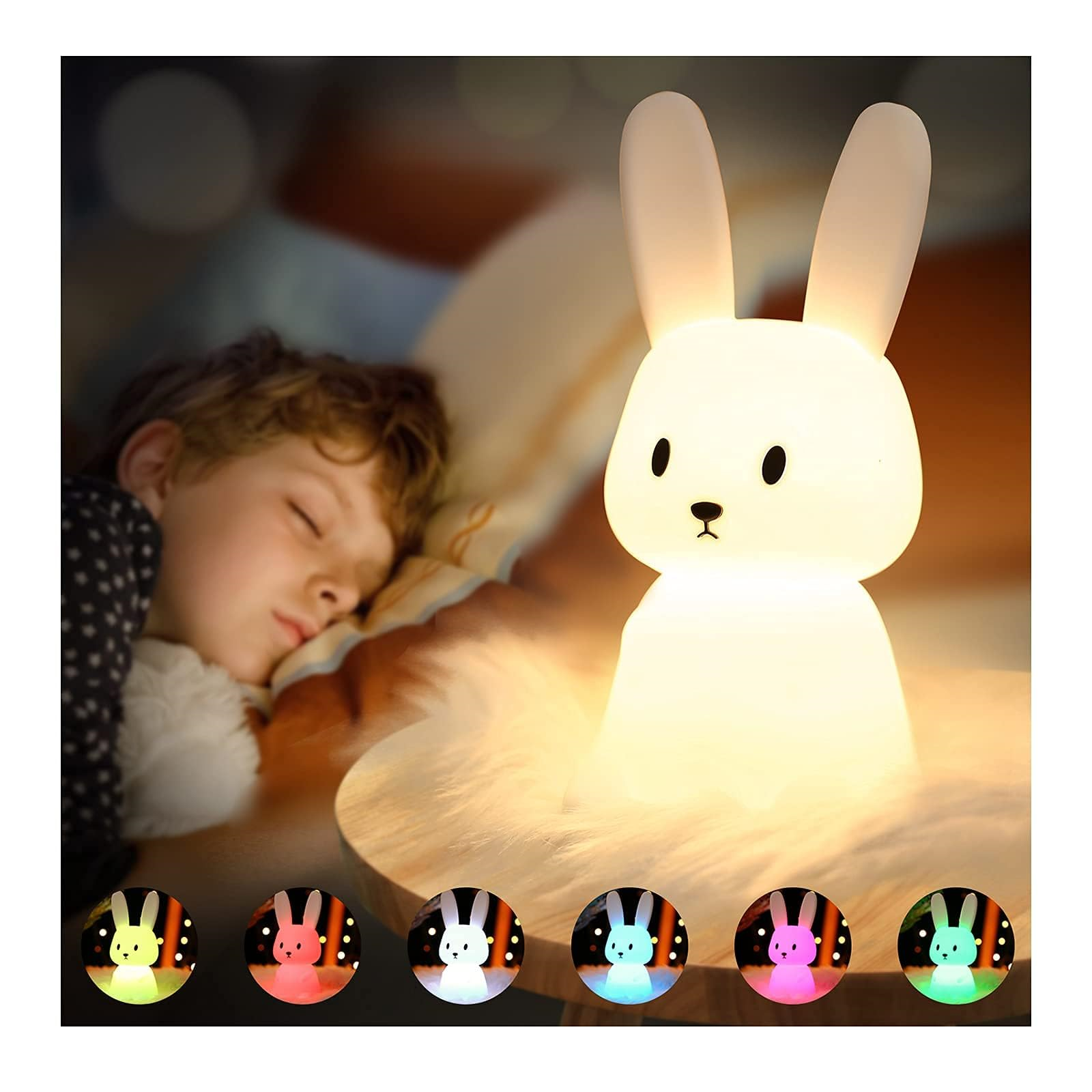 Ein schlafendes Kind neben einer beleuchteten Hasenlampe. Die Lampe ist weiß und hat farbwechselnde Lichter.