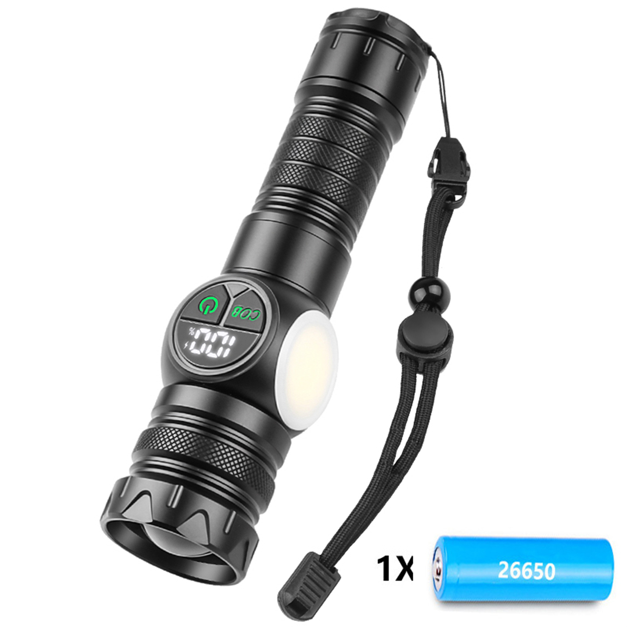 Eine schwarze Taschenlampe hat ein weißes Licht und Display. Eine blaue 26650-Batterie liegt daneben, sowie eine schwarze Handschlaufe.