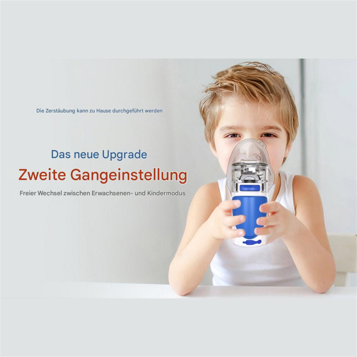 Ein Kind benutzt einen Vernebler mit Maske, blaues und weißes Gerät.