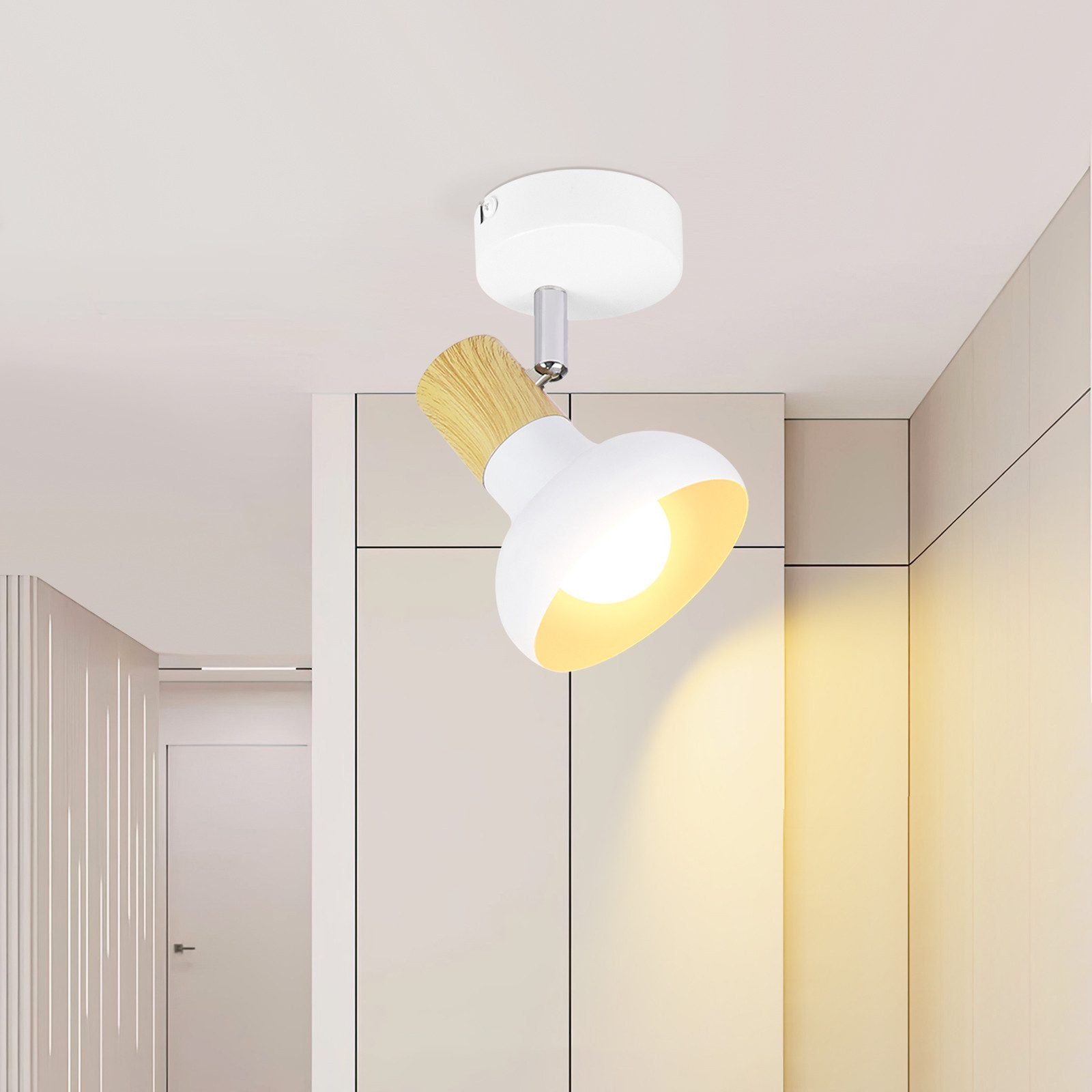 Biały i drewniany reflektor na suficie w pokoju z białymi ścianami.