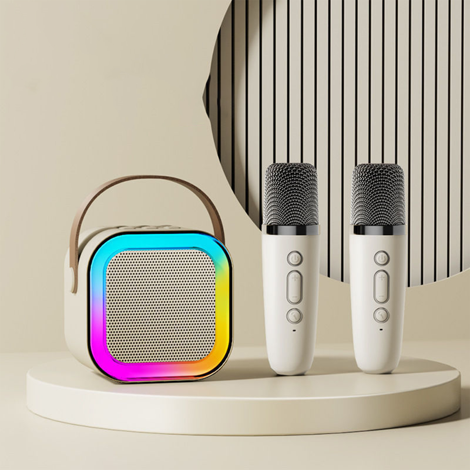 Ein Karaoke-Set mit einem Lautsprecher, zwei Mikrofonen und einem neutralen Hintergrund.