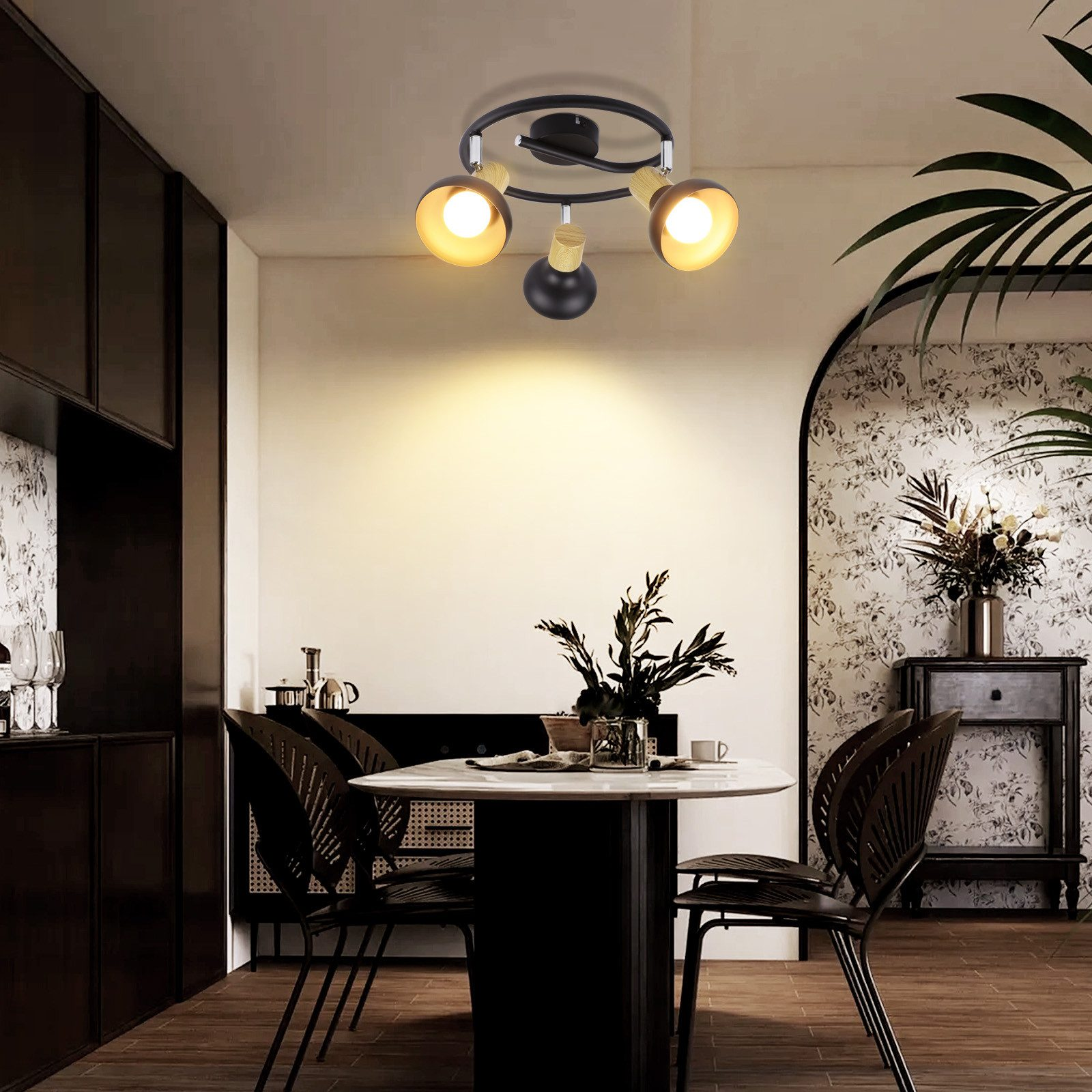 Nowoczesna lampa sufitowa z trzema oprawami w jadalni.