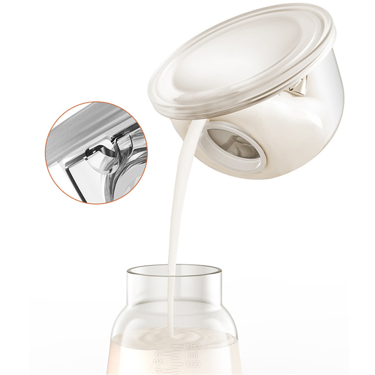 Milch wird aus einem weißen Behälter in eine klare Glasflasche gegossen.