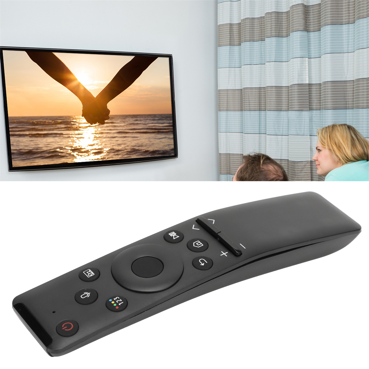 Ein Fernsehbildschirm zeigt eine Sonnenuntergangsszene. Darunter eine schwarze Fernbedienung mit Knöpfen. Zwei Personen schauen.