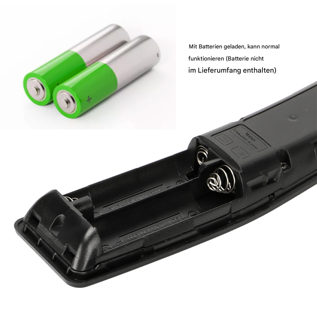 Fernbedienung mit offenem Batteriefach, zwei grüne AA-Batterien daneben.