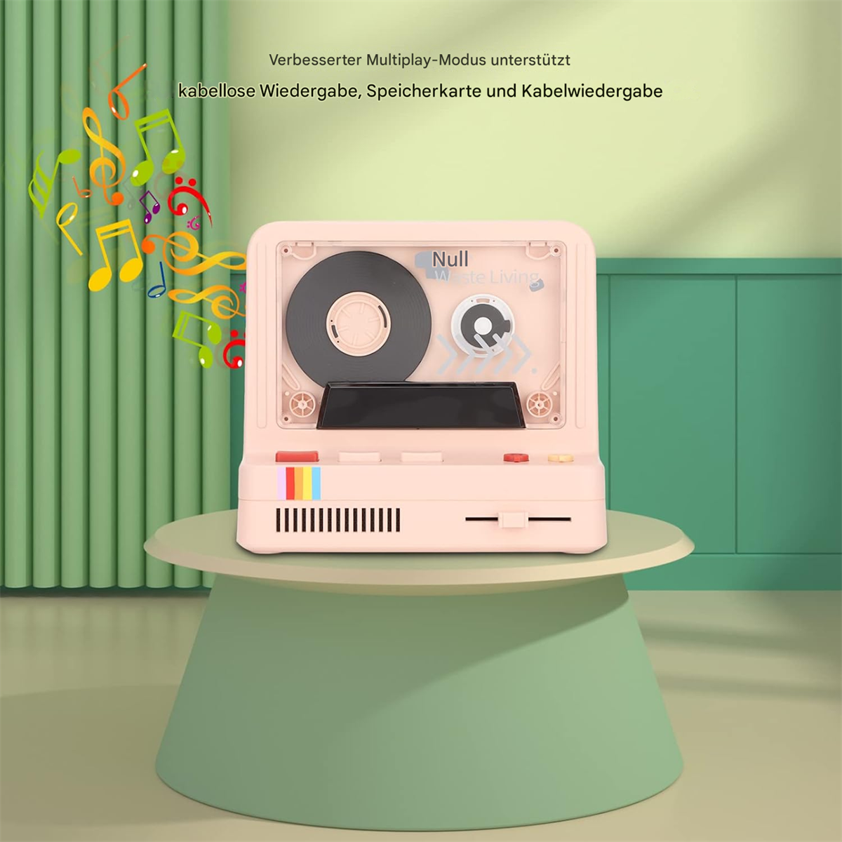 Rosa Musikplayer im Retro-Stil mit Kassette, auf einem grün-weißen Tisch.