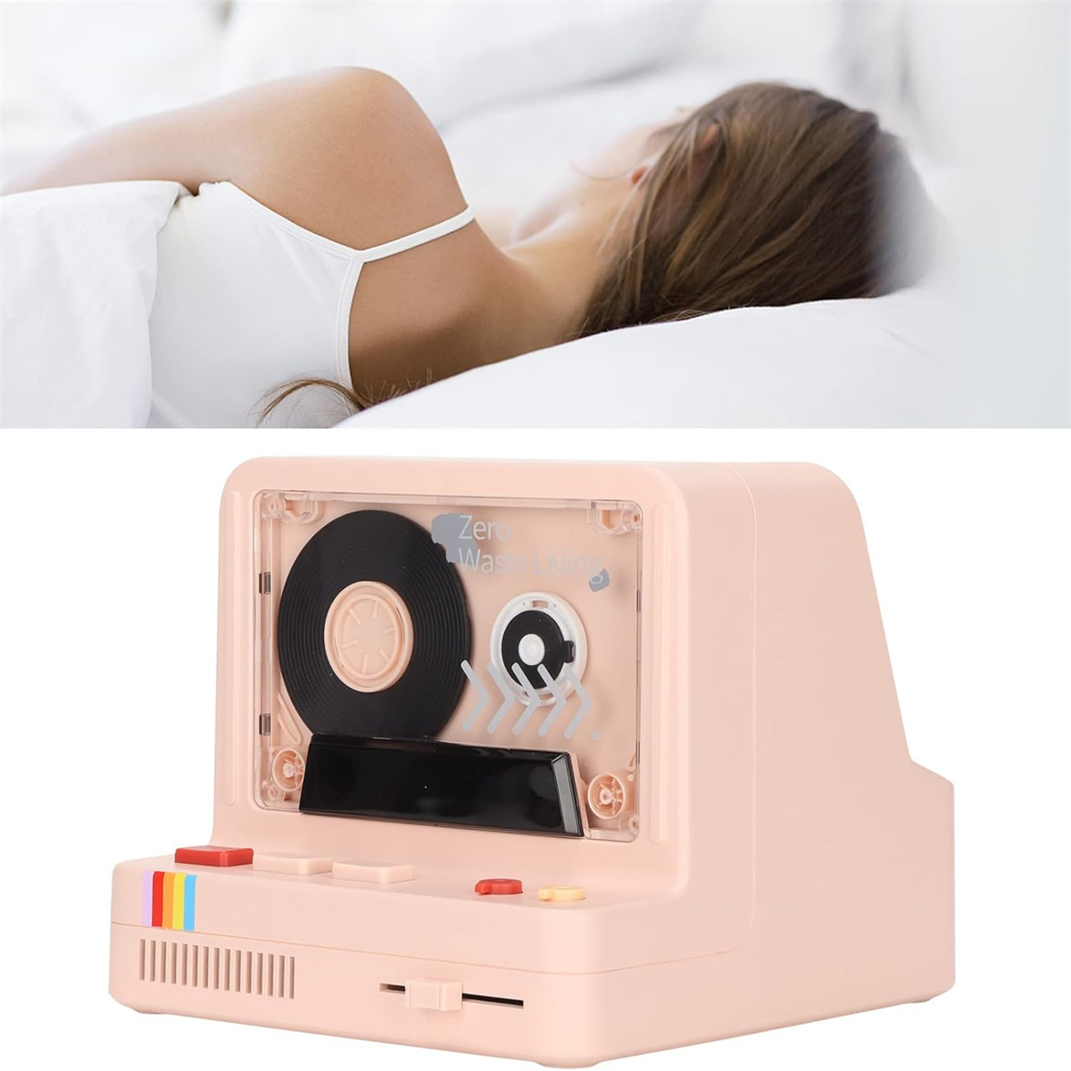 Eine Frau schläft im Bett und ein rosa Kassettenrekorder mit Retro-Ästhetik.