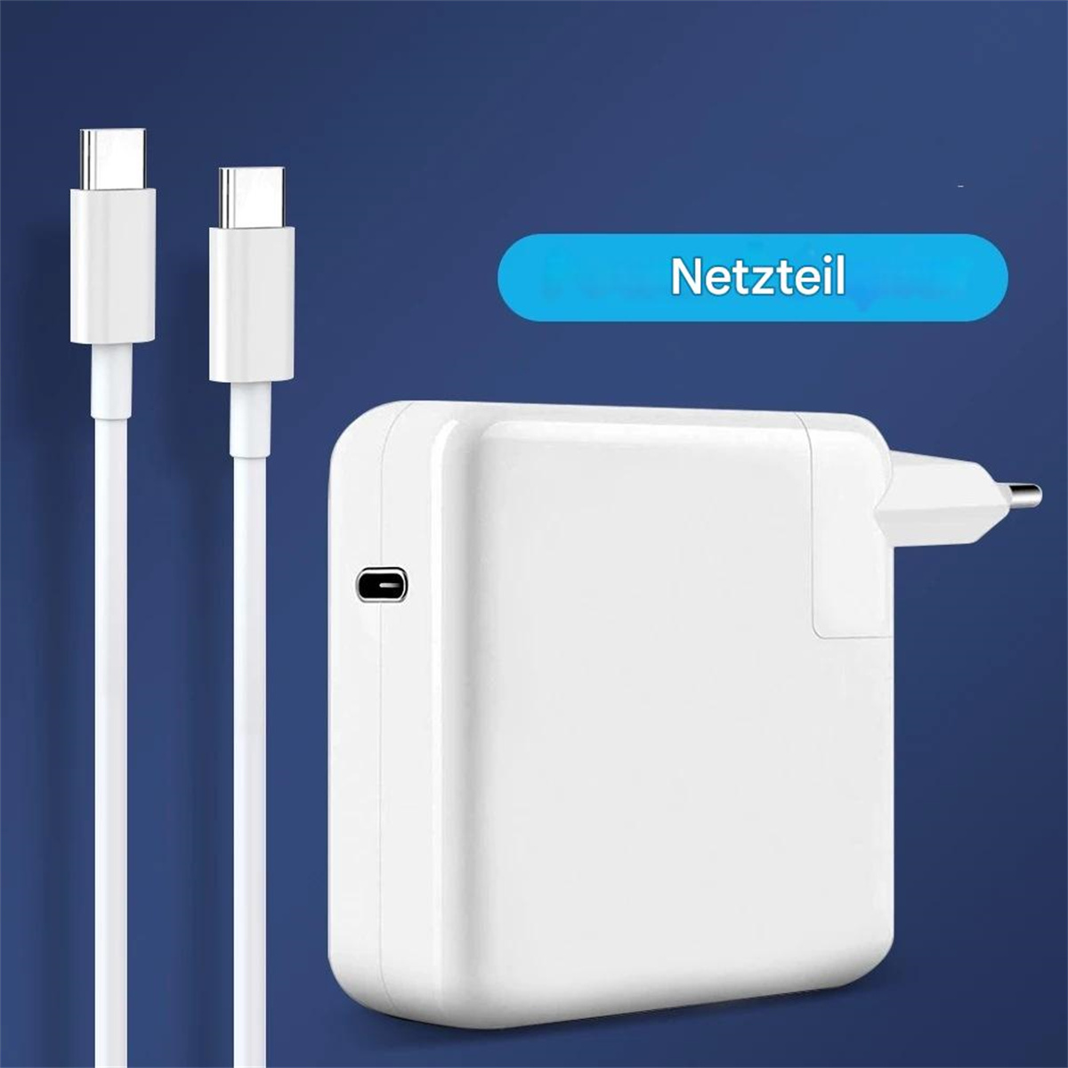 Weißes Netzteil mit USB-C-Kabeln vor blauem Hintergrund.