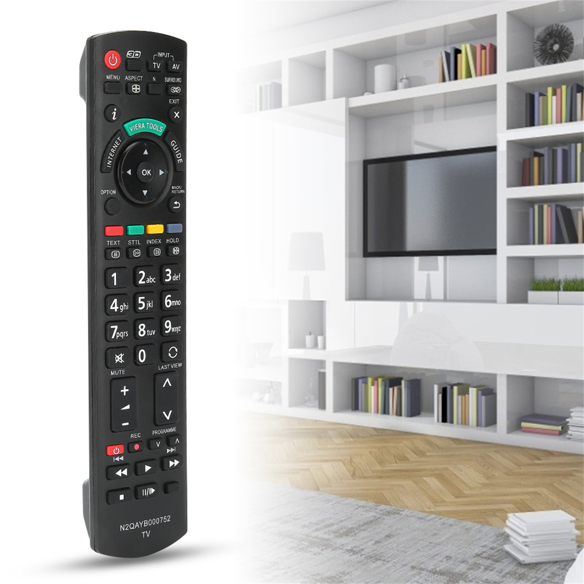 Schwarze TV-Fernbedienung. Beschriftete Tasten, mit weißem Hintergrund und Wohnzimmer im Hintergrund.