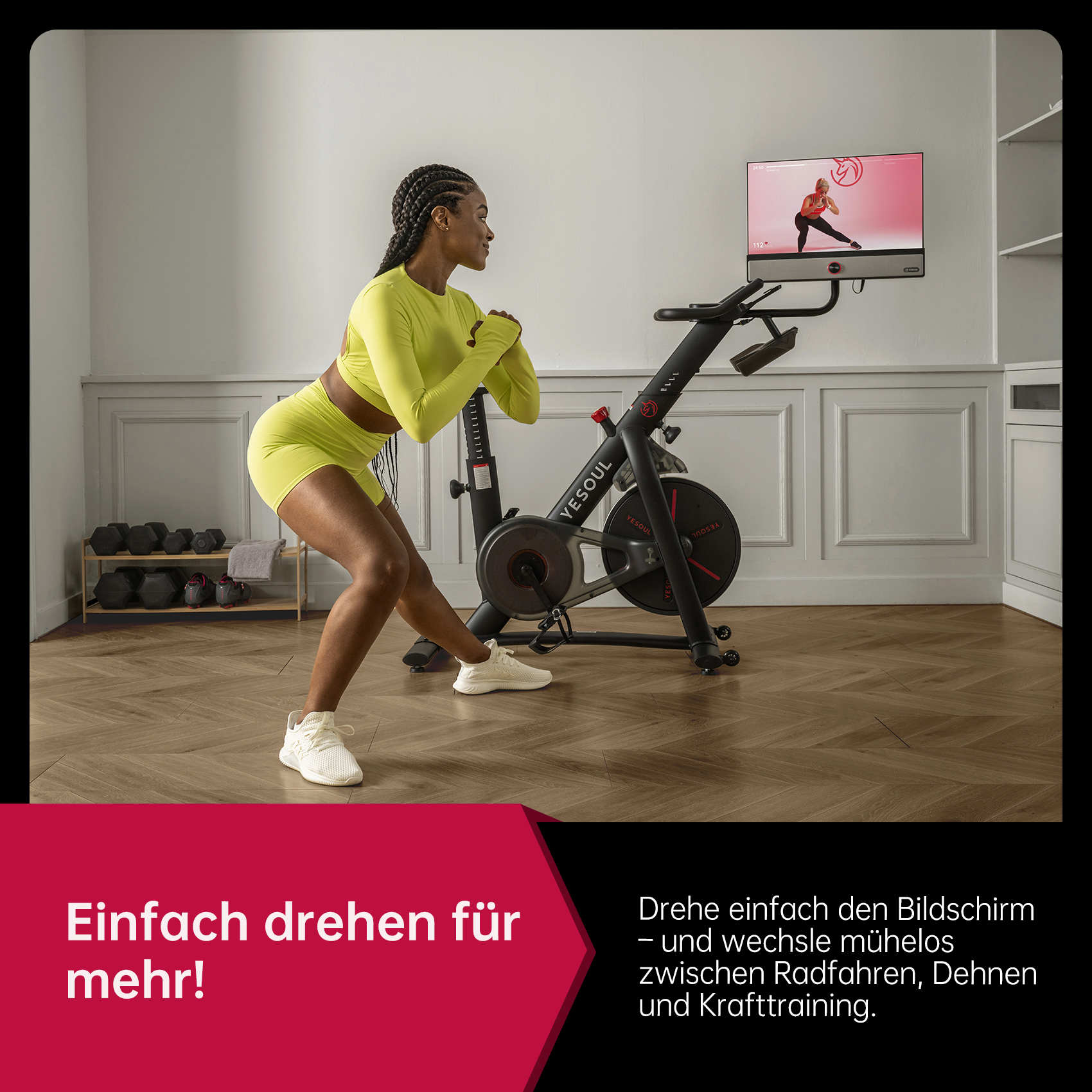 Frau in gelbem Outfit trainiert auf einem Heimtrainer mit Monitor.
