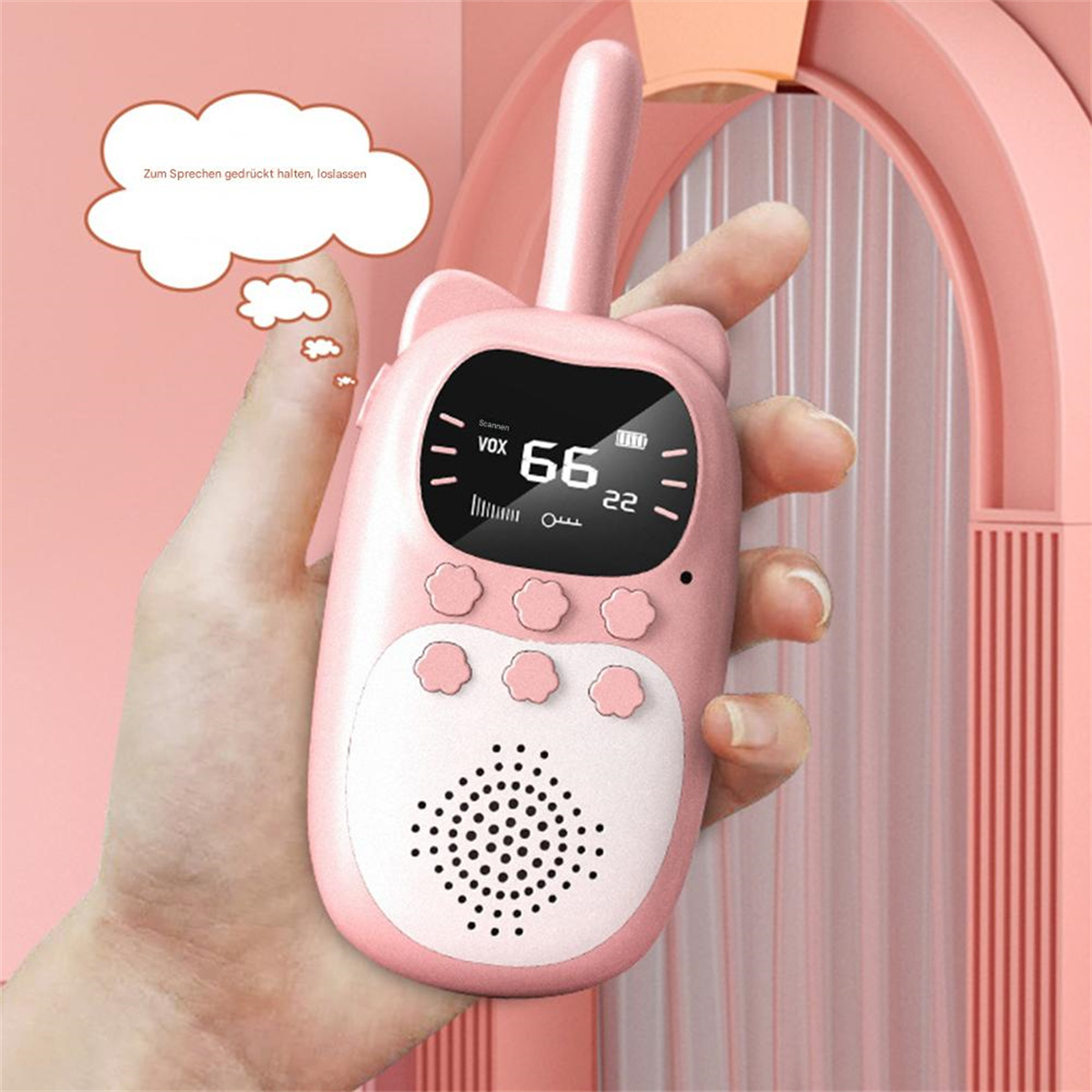 Ein rosa Walkie-Talkie wird von einer Hand gehalten. Es hat ein katzenartiges Design mit Knöpfen und einem Bildschirm.