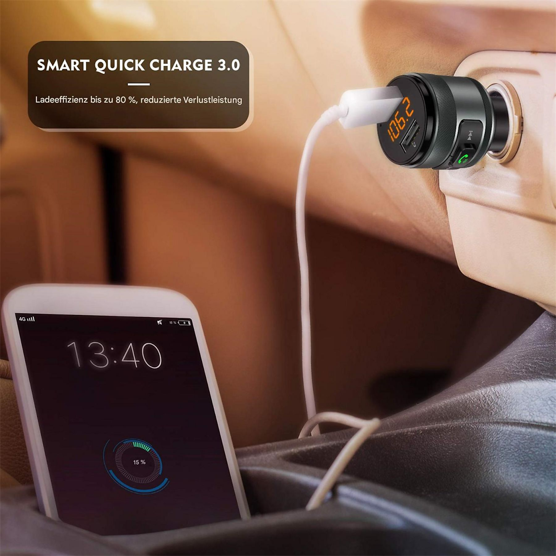 Autoladegerät mit ladendem Telefon, zeigt Uhrzeit und Ladeprozentsatz.